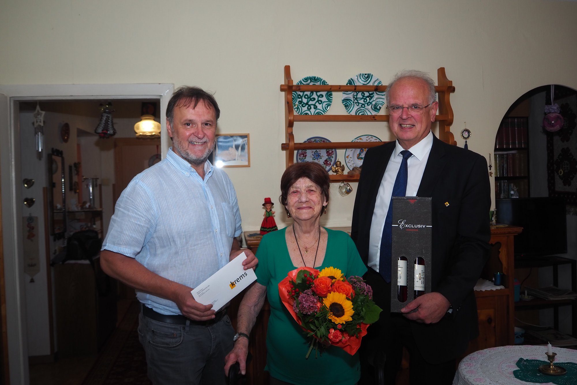 90er Gratulation Fr. Leopoldine Mayer Bgm Resch und StR Stöberl