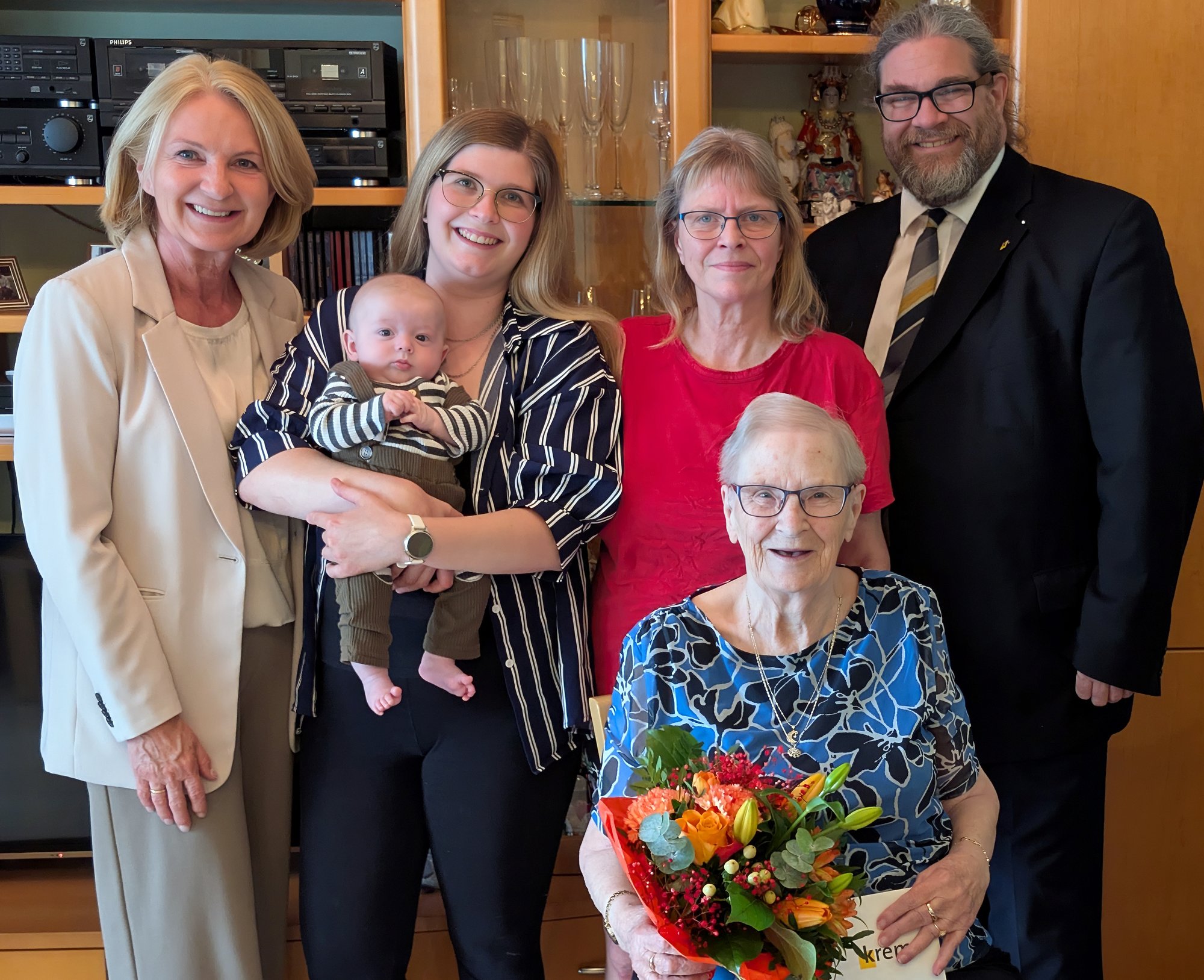 Vizebürgermeisterin Eva Hollerer gratulierte Margarethe Fischer zum 90. Geburtstag.