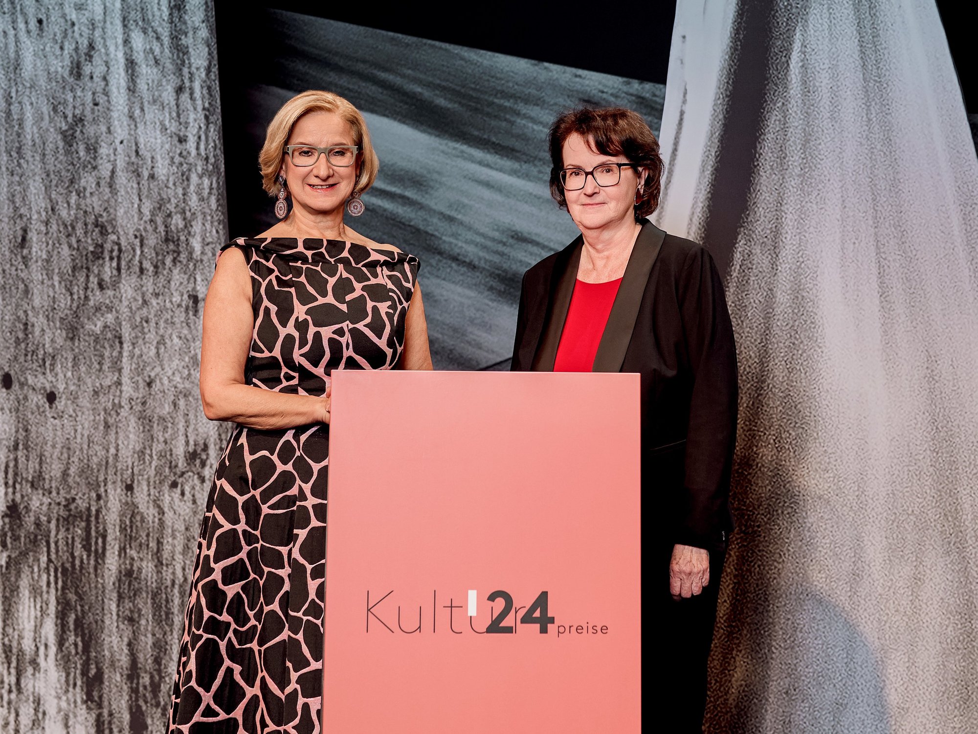Landeshauptfrau Johanna Mikl-Leitner und Elisabeth Vavra 