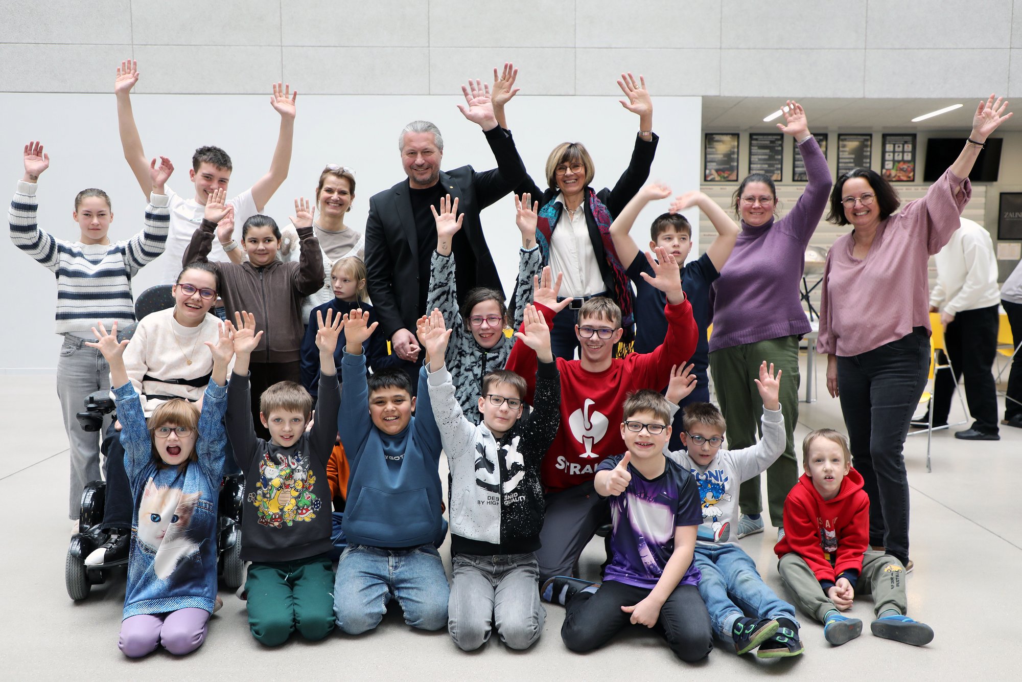 Kleingruppenschule Krems ASO beim Schulparlament "Gruppenfoto" mit Bürgrermeister