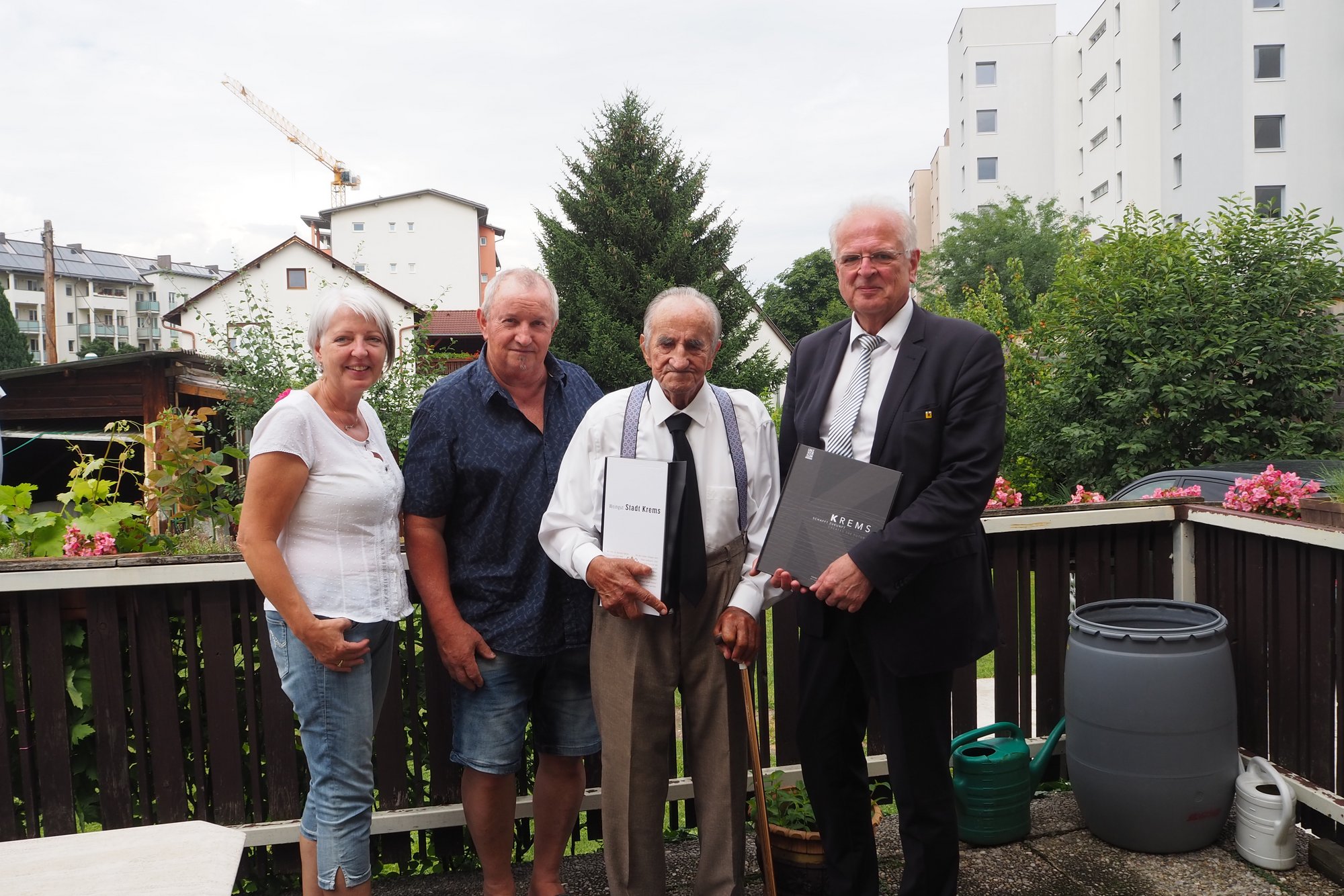 Bürgermeister Dr. Reinhard Resch gratuliert Herrn Anton Binder zum 95. Geburtstag.