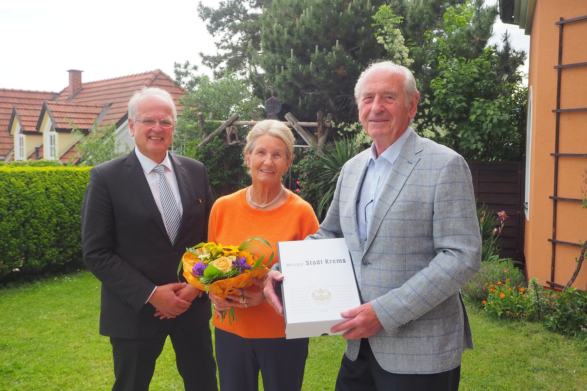 Bürgermeister Dr. Reinhard Resch gratuliert dem Ehepaar Bauer zur Diamantenen Hochzeit.