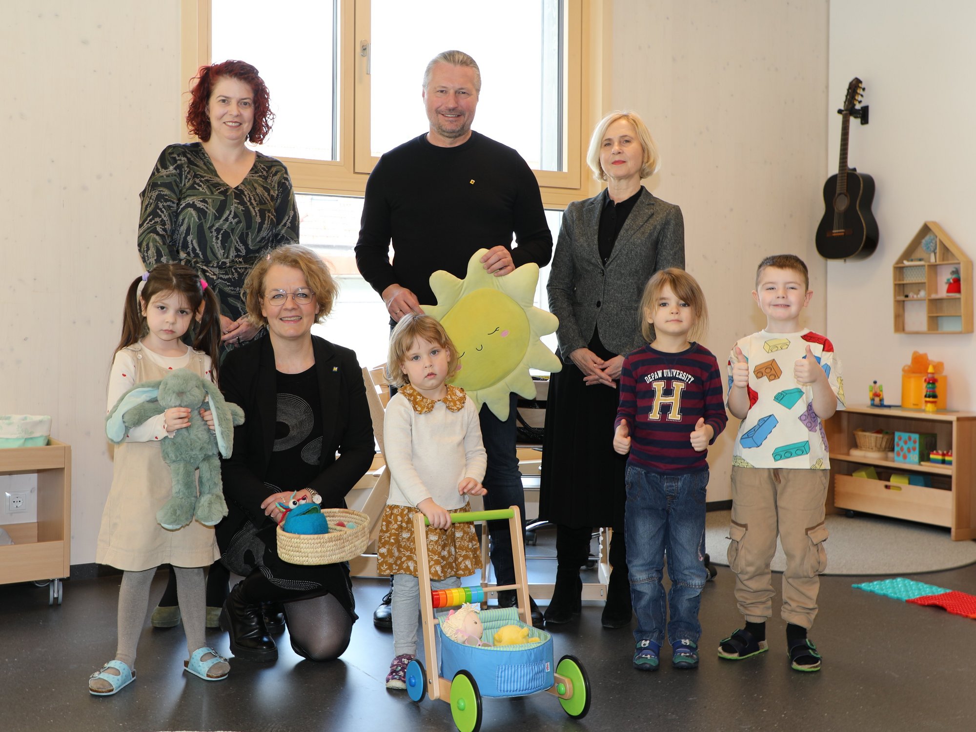 Kindergartenleiterin Raffaela Fasching, Landesrätin Christiane Teschl-Hofmeister, Bürgermeister Peter Molnar und Bereichsleiterin Doris Denk (von links) freuen sich gemeinsam mit den Kindergartenkindern über den neuen Zubau.
