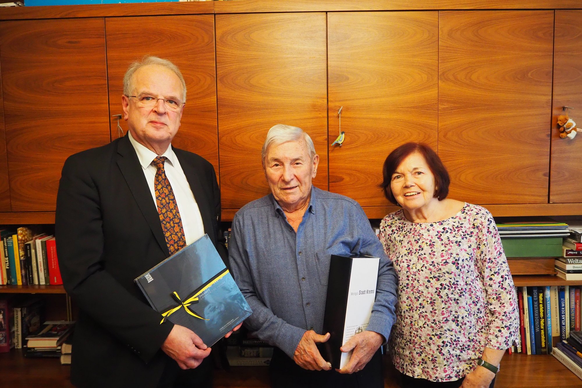 Bürgermeister Dr. Reinhard Resch gratuliert Walter Wasserburger zum 90. Geburtstag.