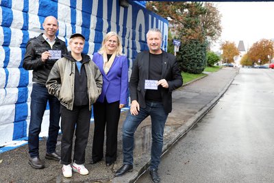 unter der Eisenbahnbrücke zwischen Krems und Stein, Menschen bei der Eröffnung unter neuem Kunstwerk