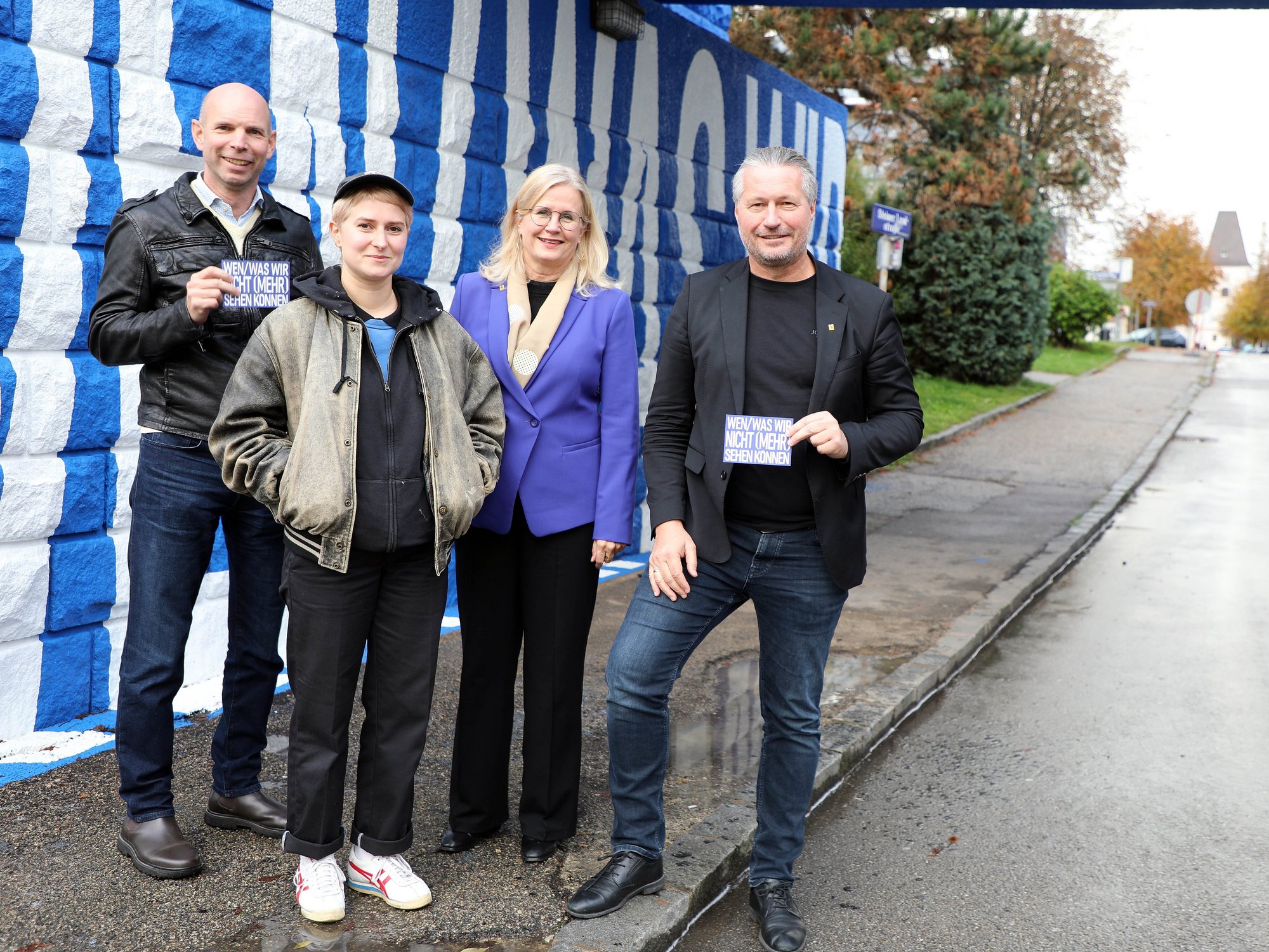 Eröffnungsgäste unter Eisenbahnbrücke beim neuen Kunstwerk