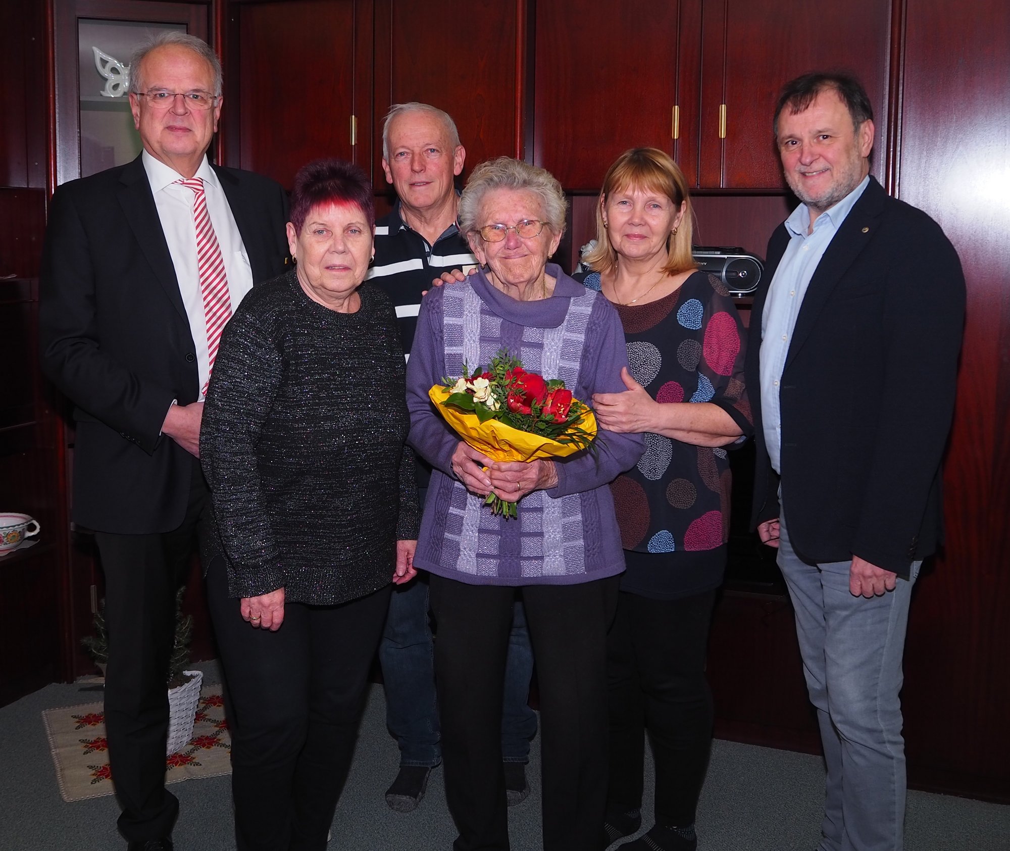 Bürgermeister Dr. Reinhard Resch gratuliert Ludmilla Sinek zum 90. Geburtstag.