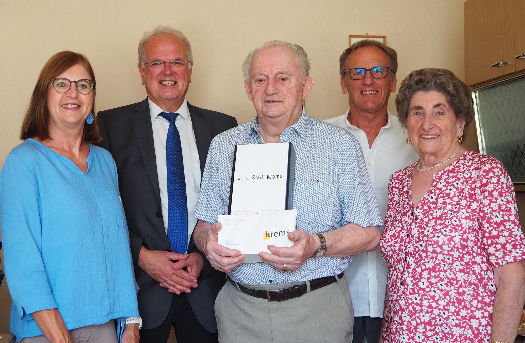 Bürgermeister Dr. Reinhard Resch gratuliert Leopold Kalteis zum 90. Geburtstag.