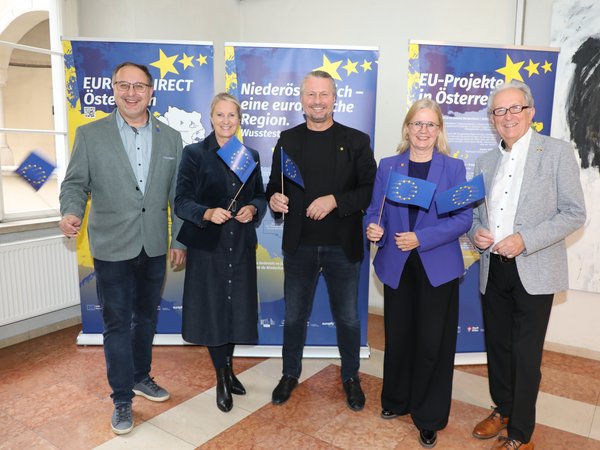 Eröffnung der Wanderausstellung zur EU im Rathausfoyer vor Roll-ups zu EU-Themen