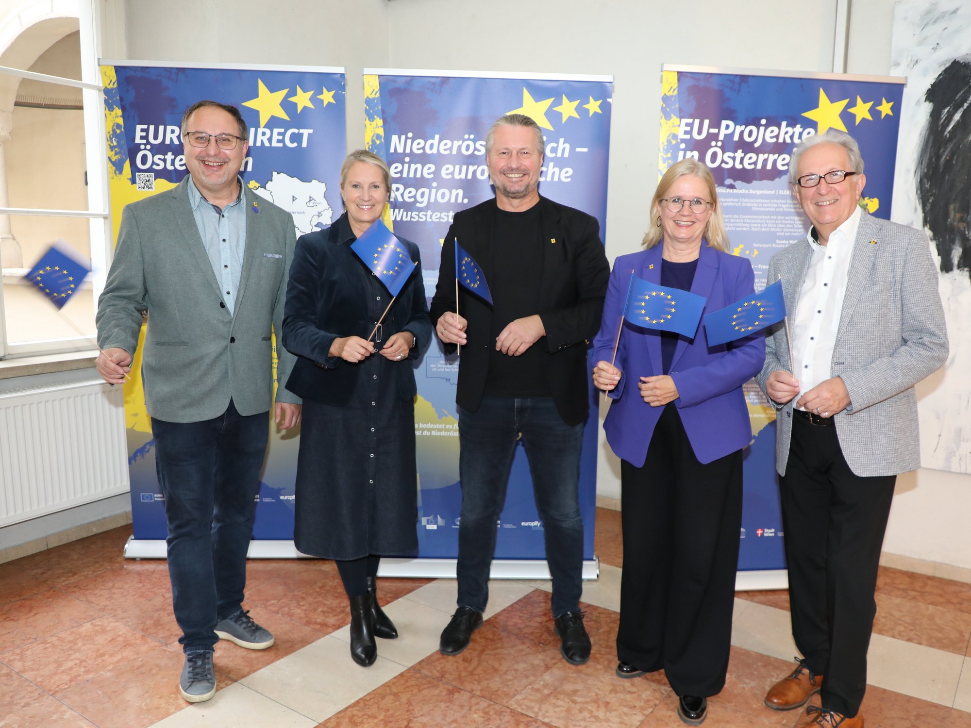 Eröffnung der Wanderausstellung zur EU im Rathausfoyer vor Roll-ups zu EU-Themen