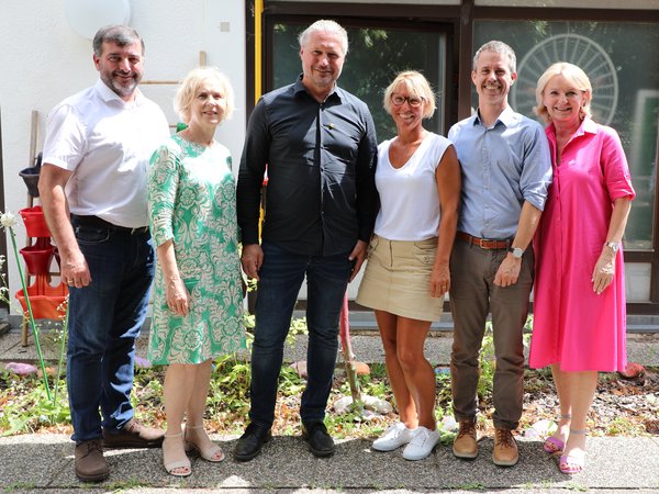 Zogen bei einem Pressegespräch im Jugendzentrum Mitterau(m) Bilanz zu zwei Jahren NESAK in Krems: Landtagsabgeordneter Josef Edlinger, Magistrat-Bereichsleiterin Doris Denk, Bürgermeister Peter Molnar, Geschäftsführerin Manuela Leoni vom Verein Impulse Krems, Geschäftsführer Michael Wagner von der Leader-Region Wachau-Dunkelsteinerwald sowie Vizebürgermeisterin und Sozialstadträtin Eva Hollerer (v. l.).