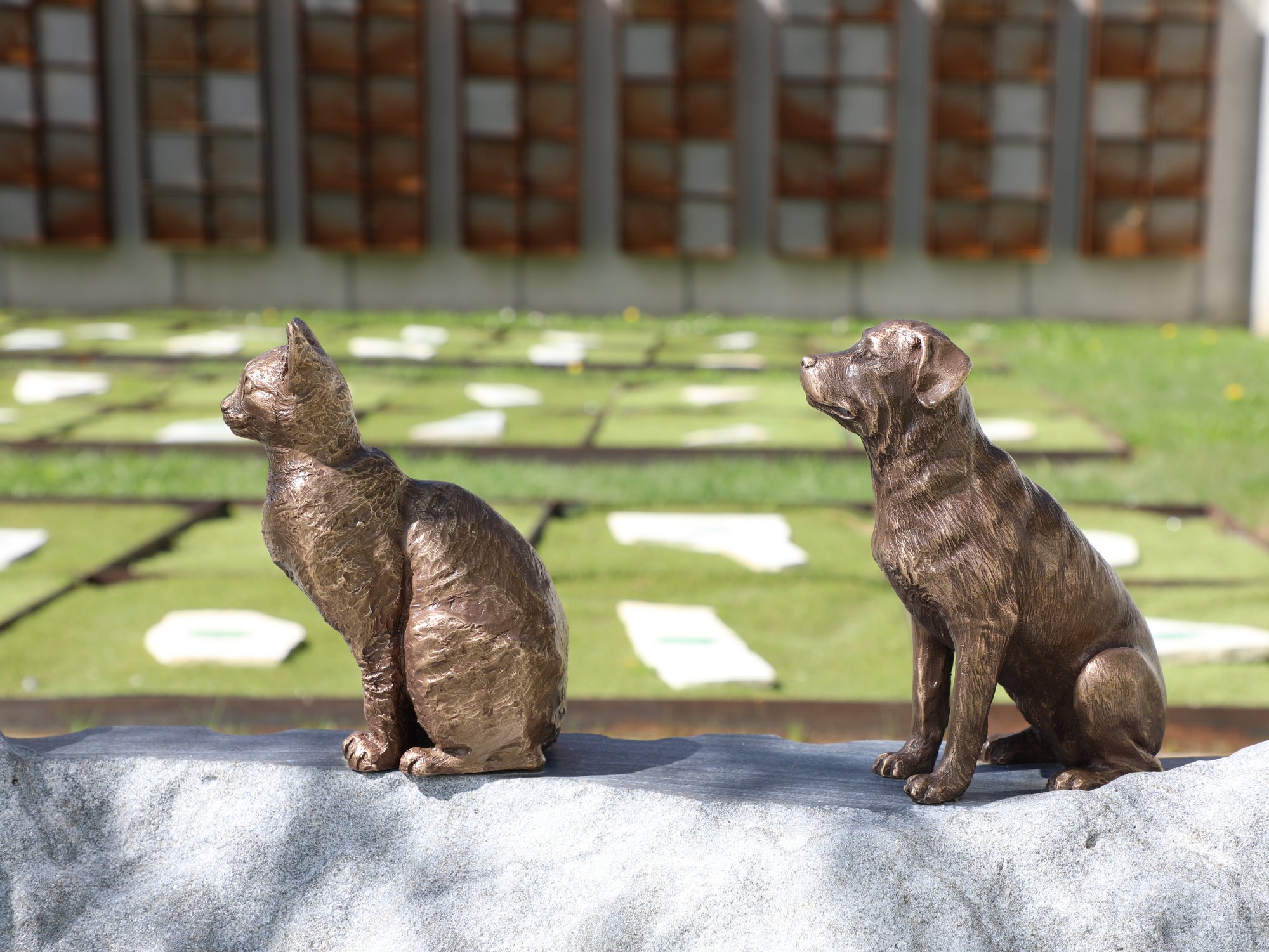 Herzstück des neuen Tierfriedhofs ist der Verabschiedungsplatz mit Sitzmöglichkeit und einem Verabschiedungsstein, auf dem die Urne während der Abschiedszeremonie platziert werden kann.