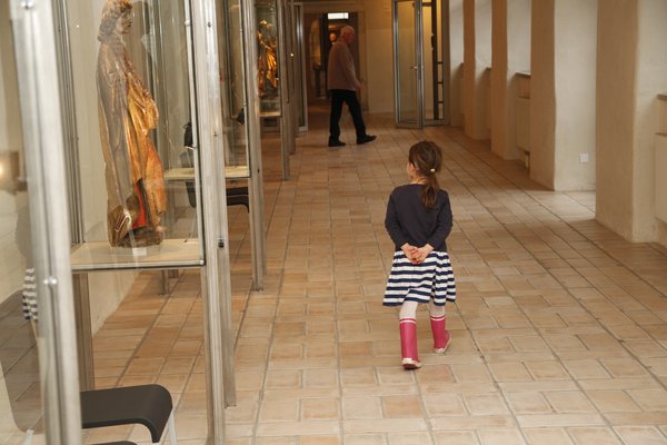Kind spaziert durchs Museum Krems