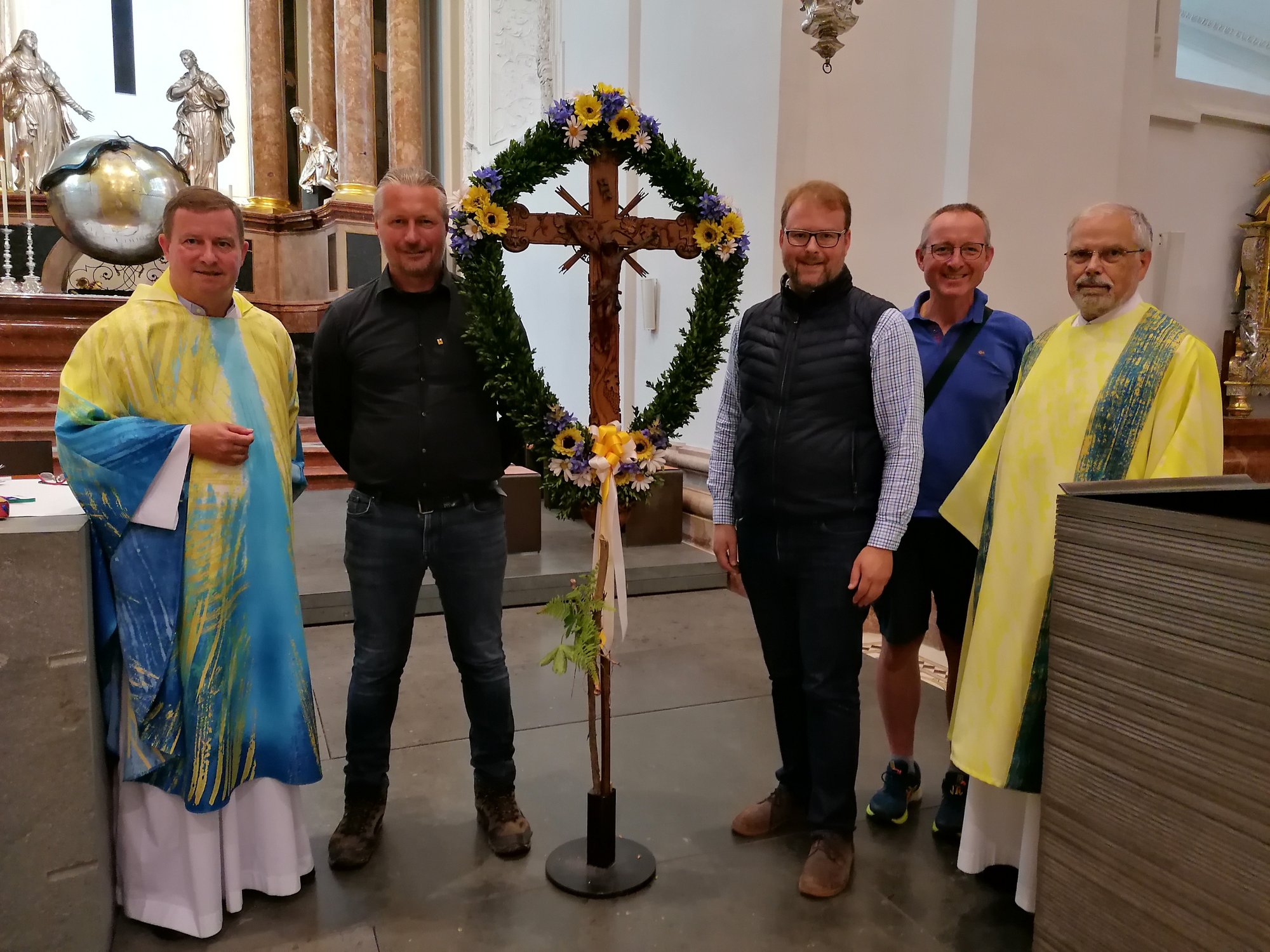 In der Basilika Mariazell: der Kremser Pfarrer Franz Richter, Bürgermeister Peter Molnar und sein Stellvertreter Florian Kamleitner, Pilgerbegleiter Klaus Wittig und Wallfahrts-Organisator Diakon Klaus Killer (v. l.).