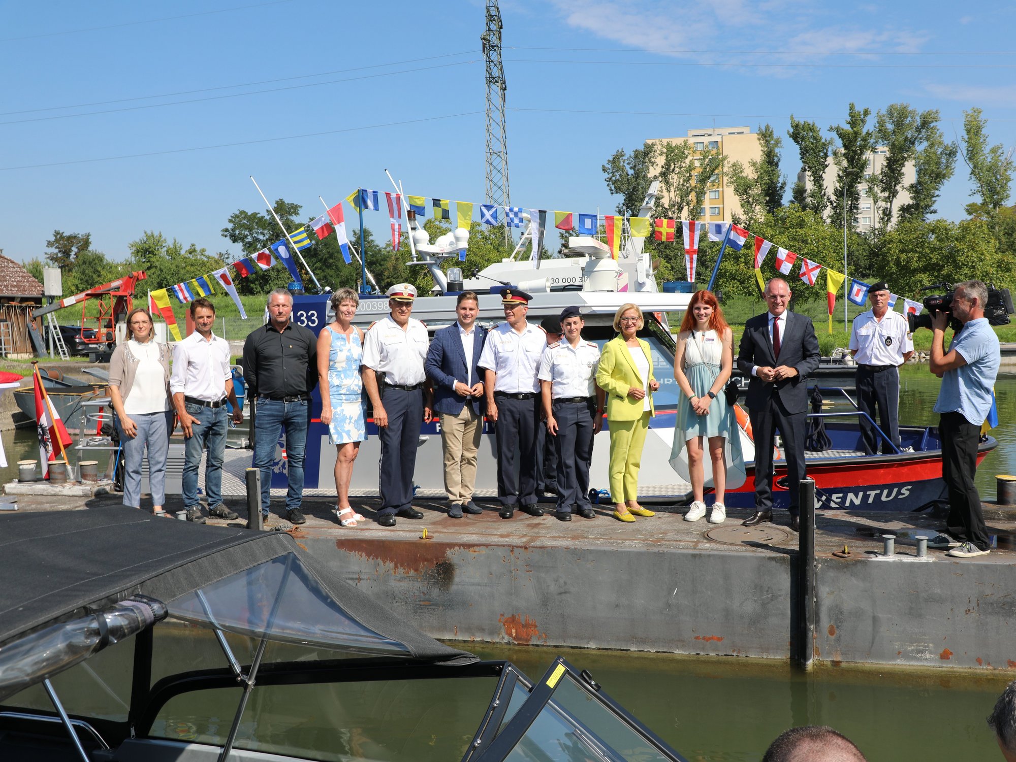Die zahlreichen Ehrengäste vor dem neuen Polizeiboot.