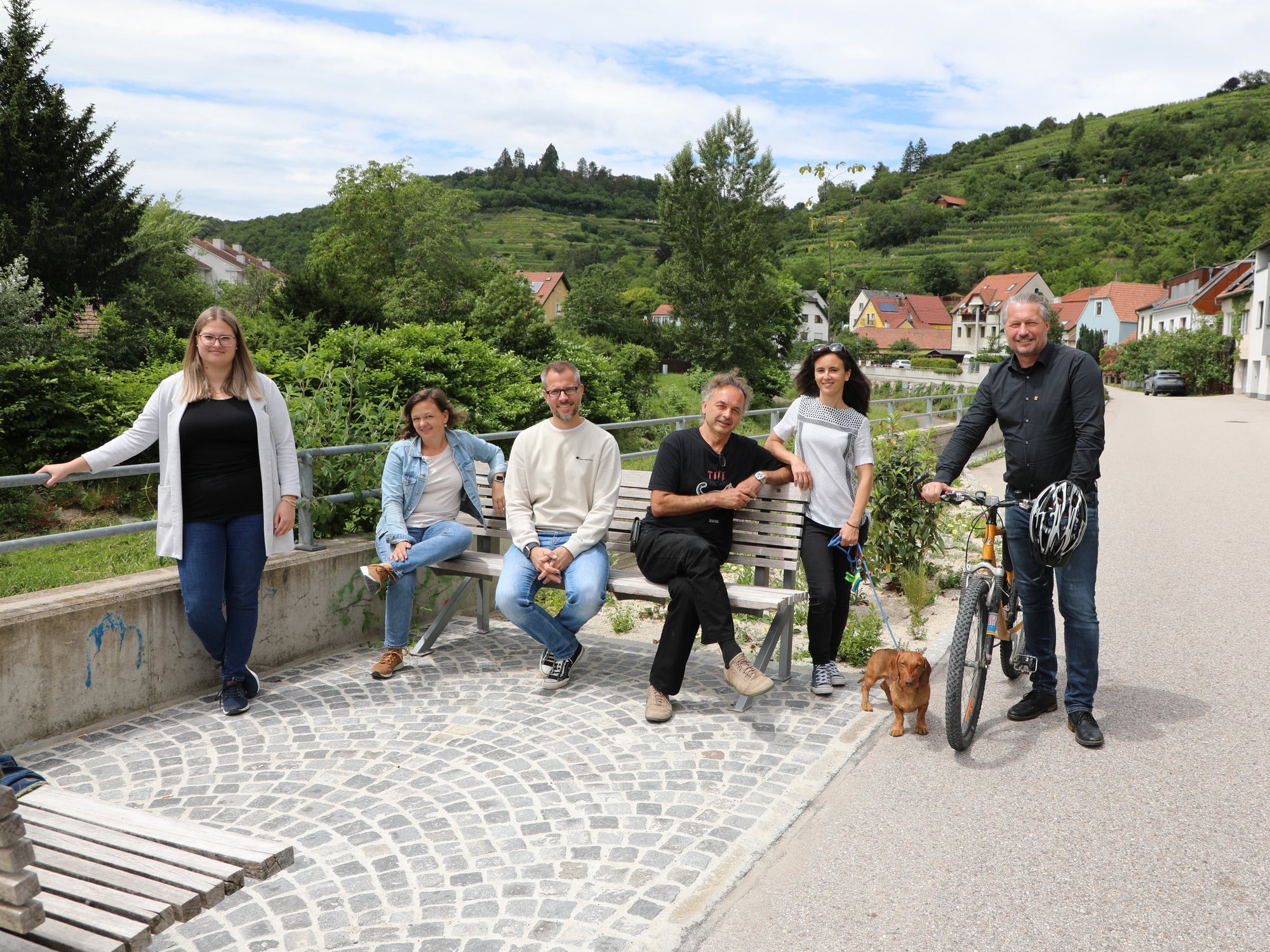 Vertreter von Stadt und Planern auf einer der neuen Ruhebänke in der Ufergasse