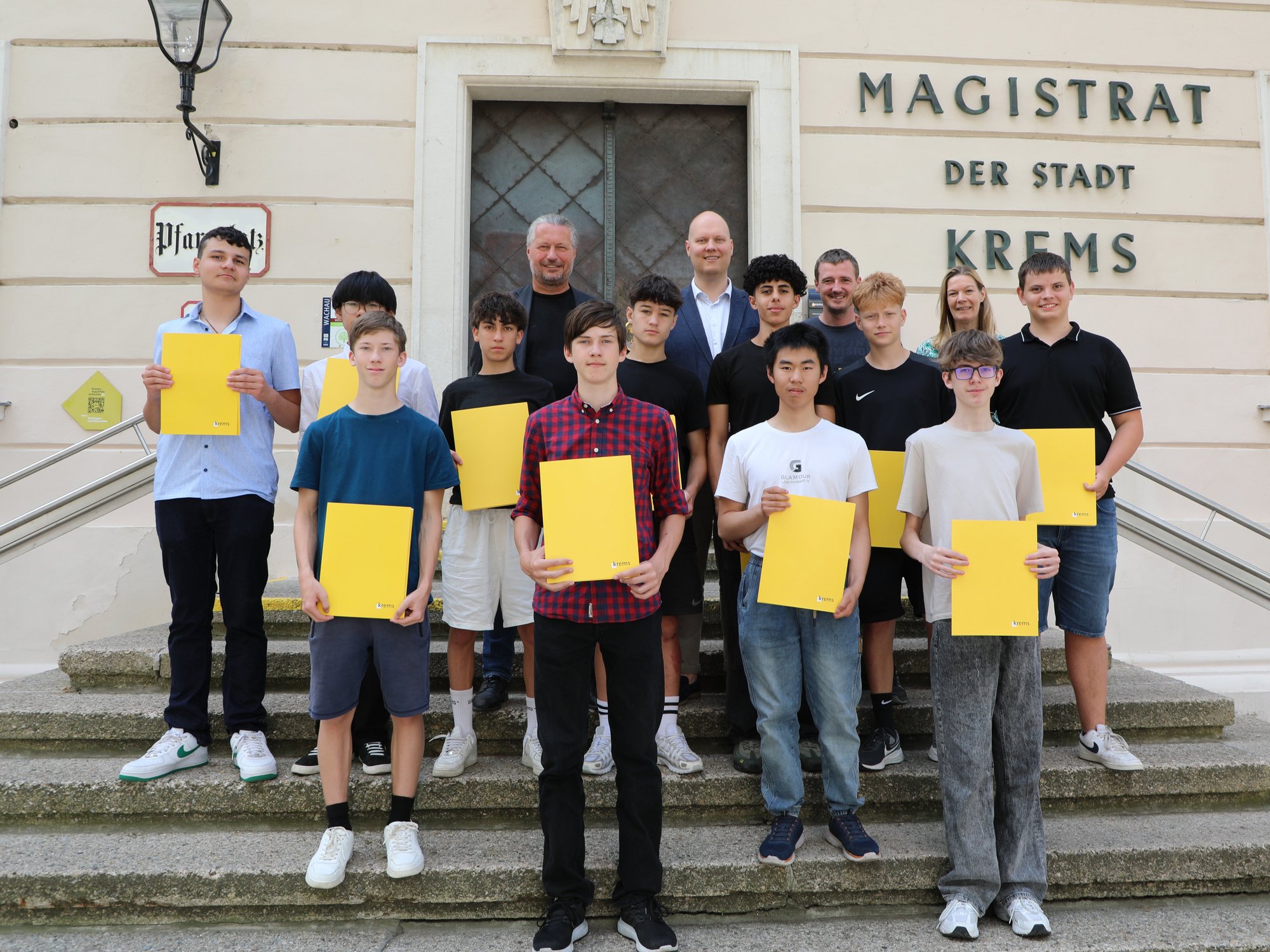 Gruppenfoto auf der Rathaustreppe