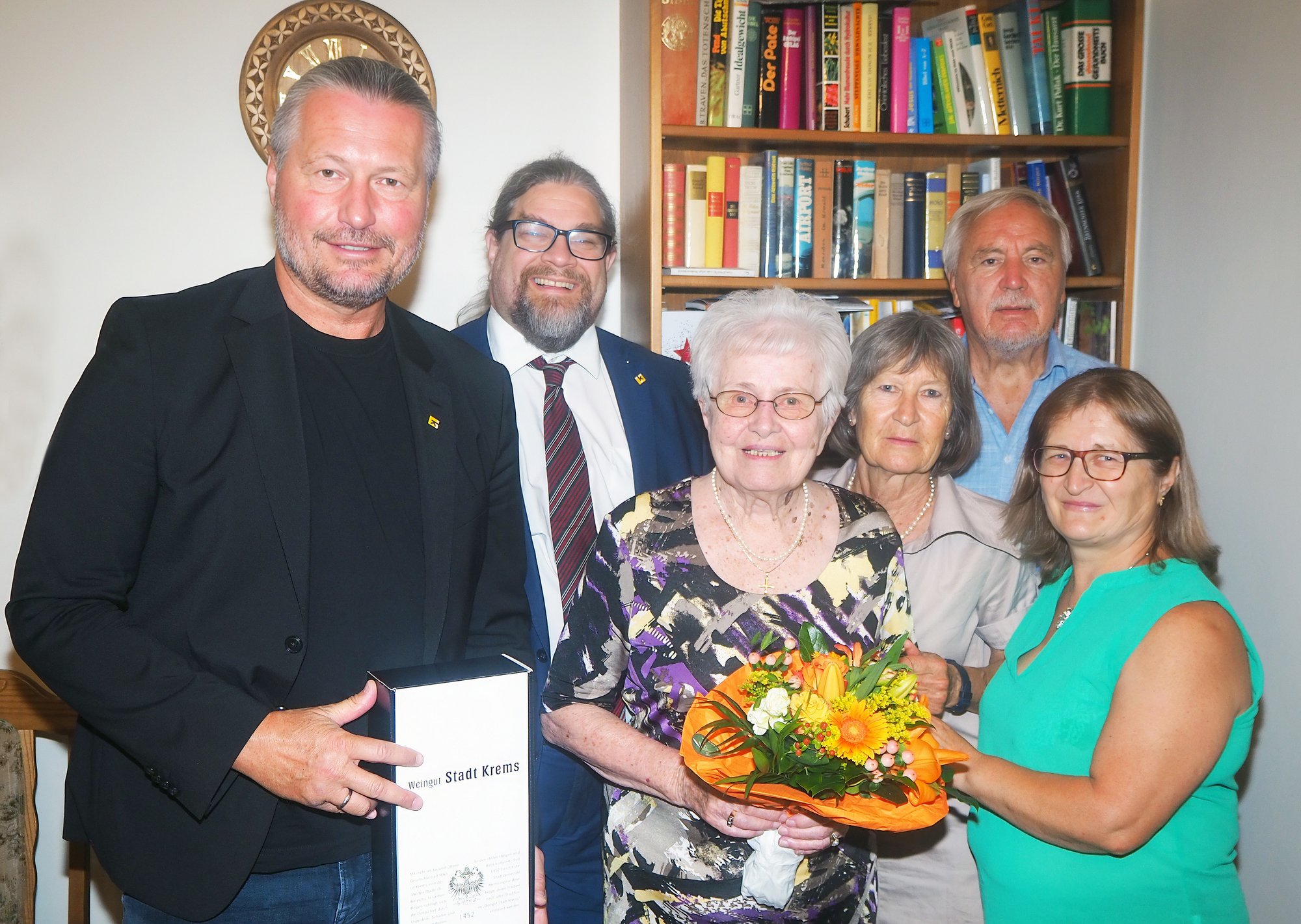 Bürgermeister Peter Molnar gratulierte Gertrude Benesch zum 100. Geburtstag.