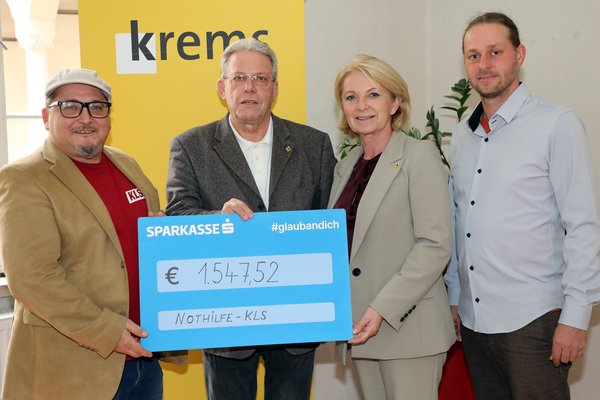 KLS-Gemeinderäte übergeben Spendencheck an Vizebürgermeisterin im Rathaus