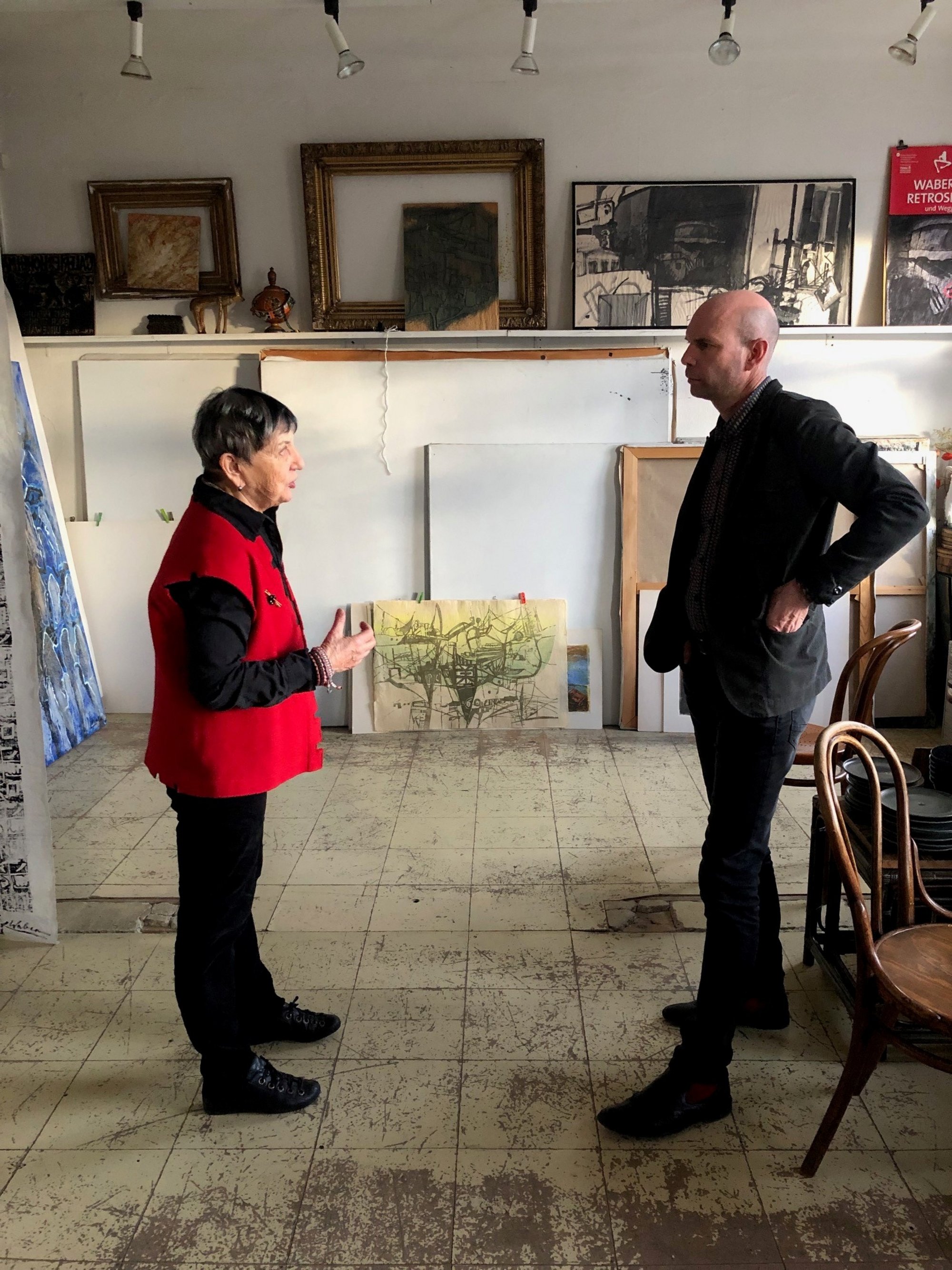 Der Kremser Kulturamtsleiter Gregor Kremser im Gespräch mit Künstlerin Linde Waber.