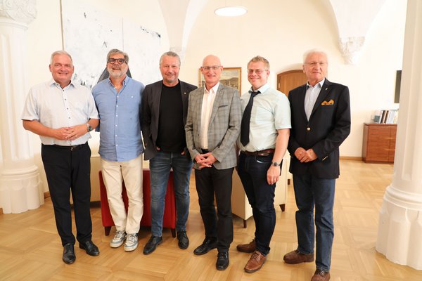 Männer im Rathaus beim Bürgermeister: die Vorstandsmitglieder des Lions Club Krems