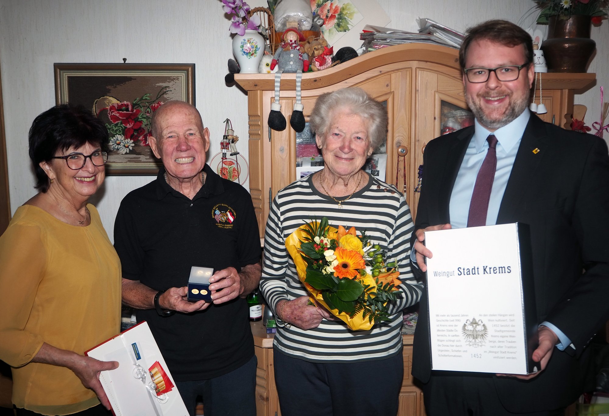 Vizebürgermeister Florian Kamleitner gratulierte Helga und Alfred Fürnsinn zur Steinernen Hochzeit.