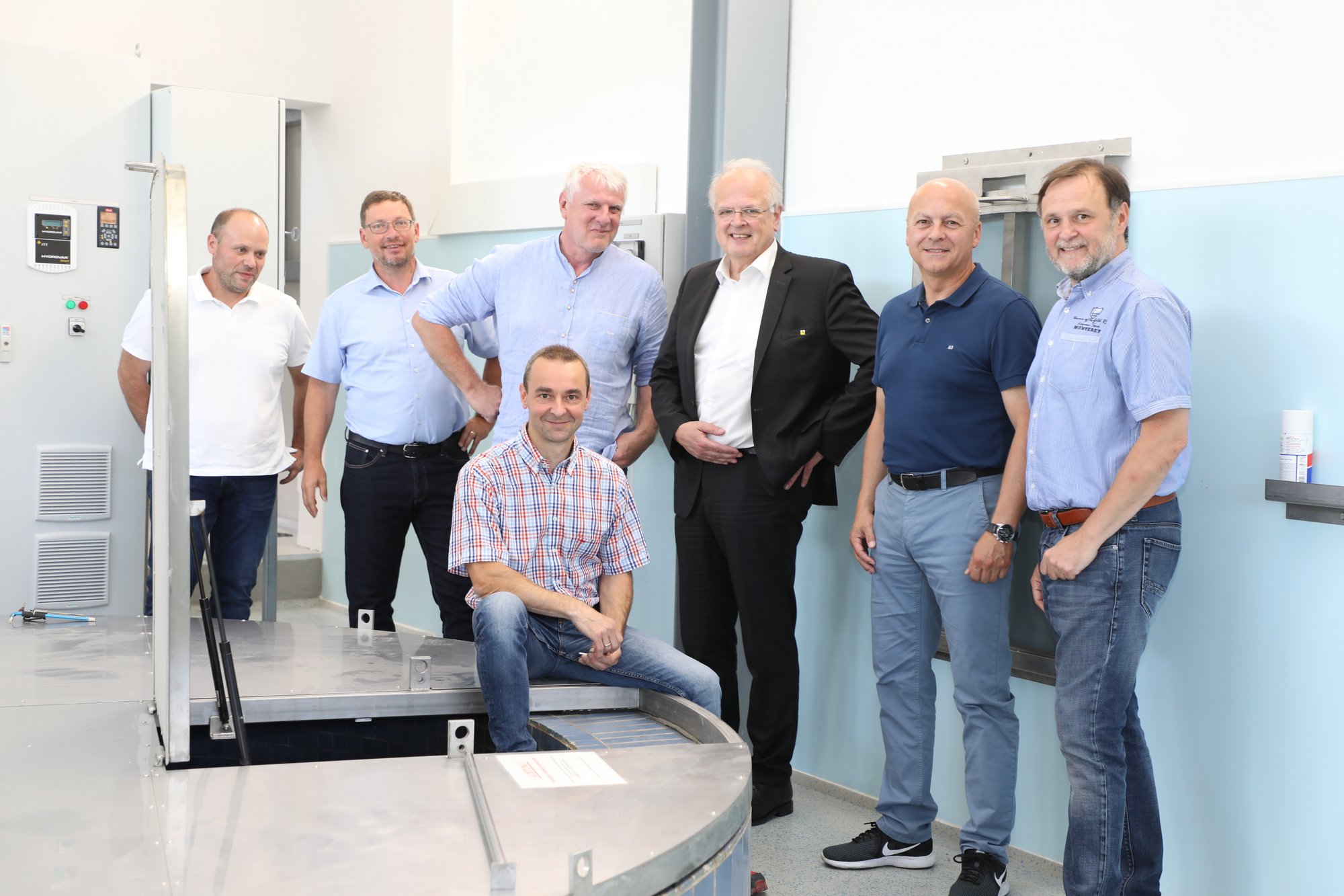 Wasserwerk-Chef Klaus Hollensteiner präsentiert Andreas Werner (Framatech Installationen), Bereichsleiter Roland Dewisch, Christian Lakner (Planung und Bauaufsicht), Rupert Pichler (Baumeisterarbeiten Jägerbau), Stadtrat Werner Stöberl und Bürgermeister Dr. Reinhard Resch die neue UV-Desinfektionsanlage im Pumpwerk Landersdorf.