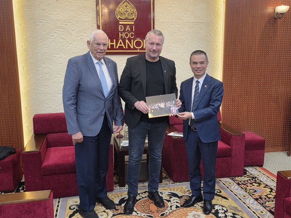 Delegation der IMC Krems mit Bürgermeister Peter Molnar in Vietnam