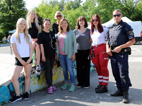 Gruppe vor Skateranlage 