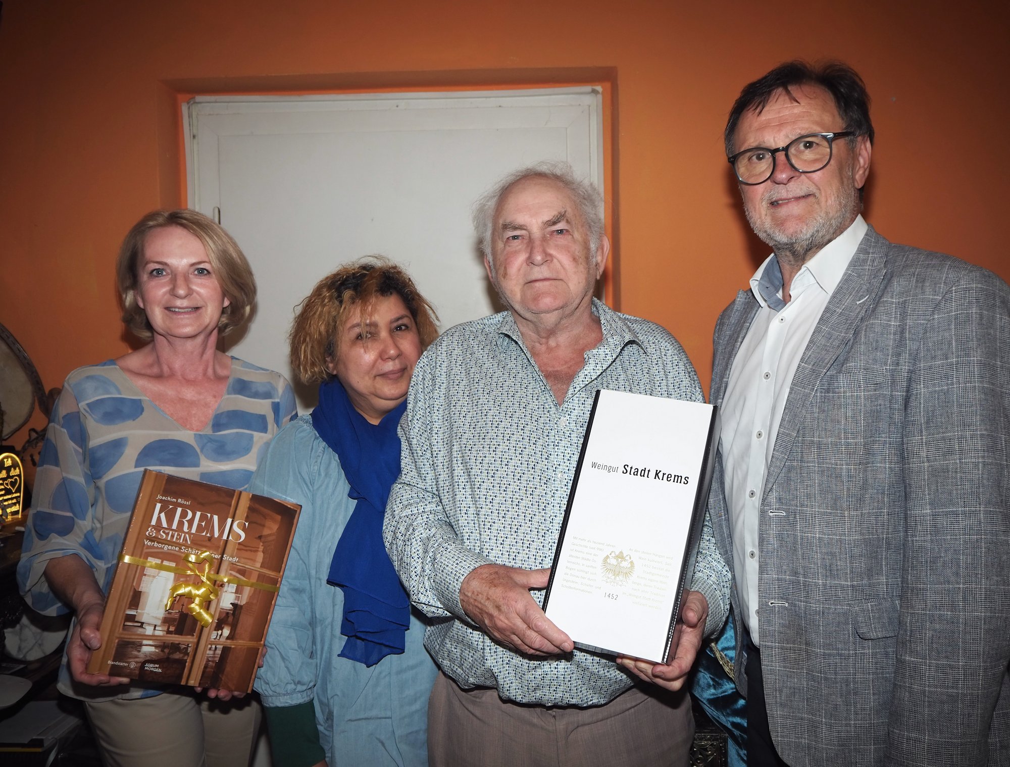 Vizebürgermeisterin Eva Hollerer gratulierte Christian Kerschbaum zum 80. Geburtstag.