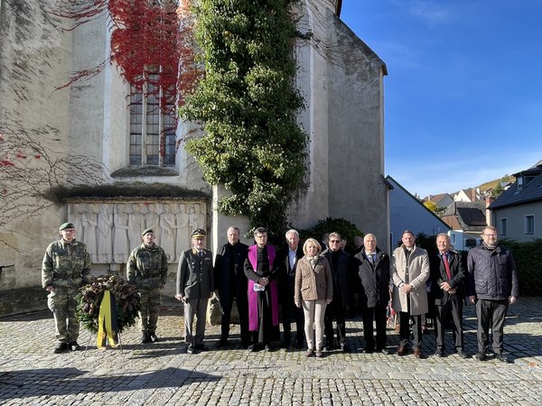 Gedenkfeier für die Opfer der Weltkriege vor Frauenbergkirche