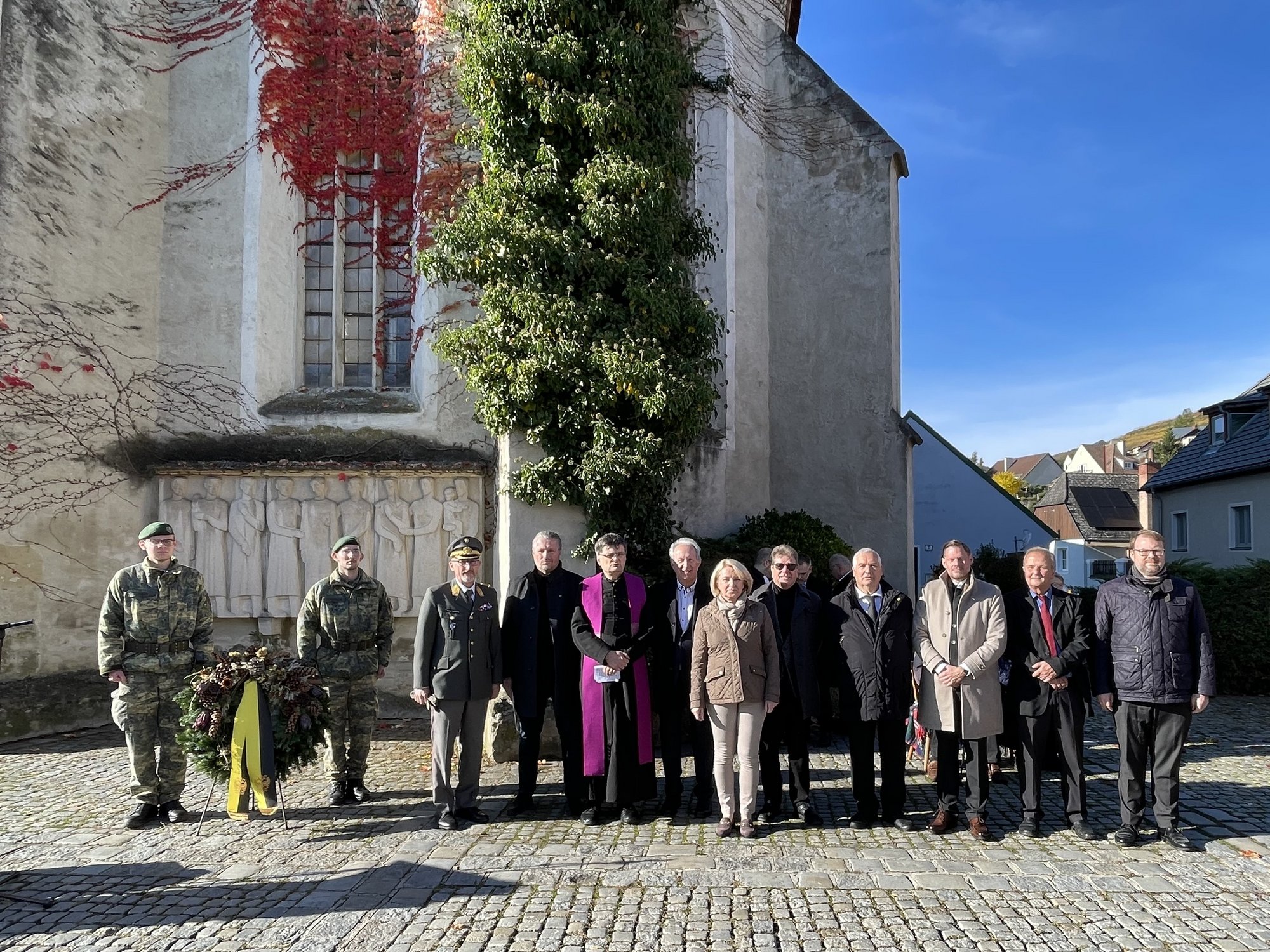 Gedenkfeier für die Opfer der Weltkriege vor Frauenbergkirche