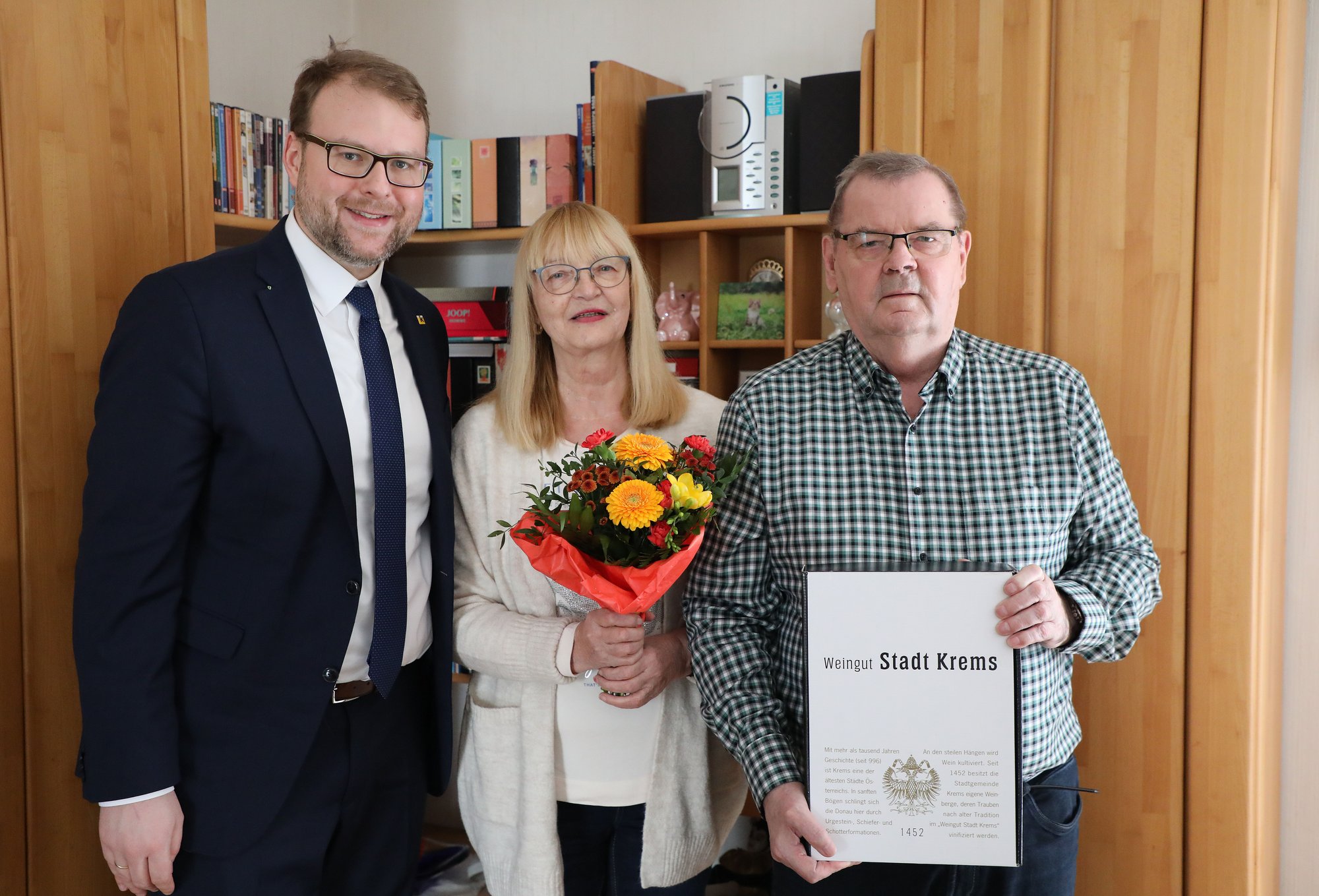 Vizebürgermeister Dr. Florian Kamleitner gratuliert Elfriede und Josef Neuhold zur Goldenen Hochzeit.