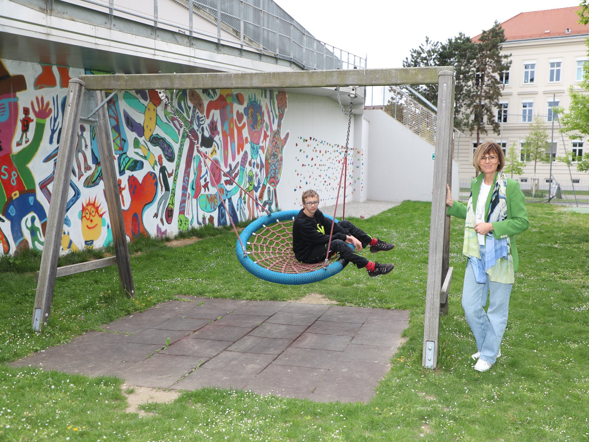 Direktorin Regina Holzer und Schüler Lukas im Schulgarten