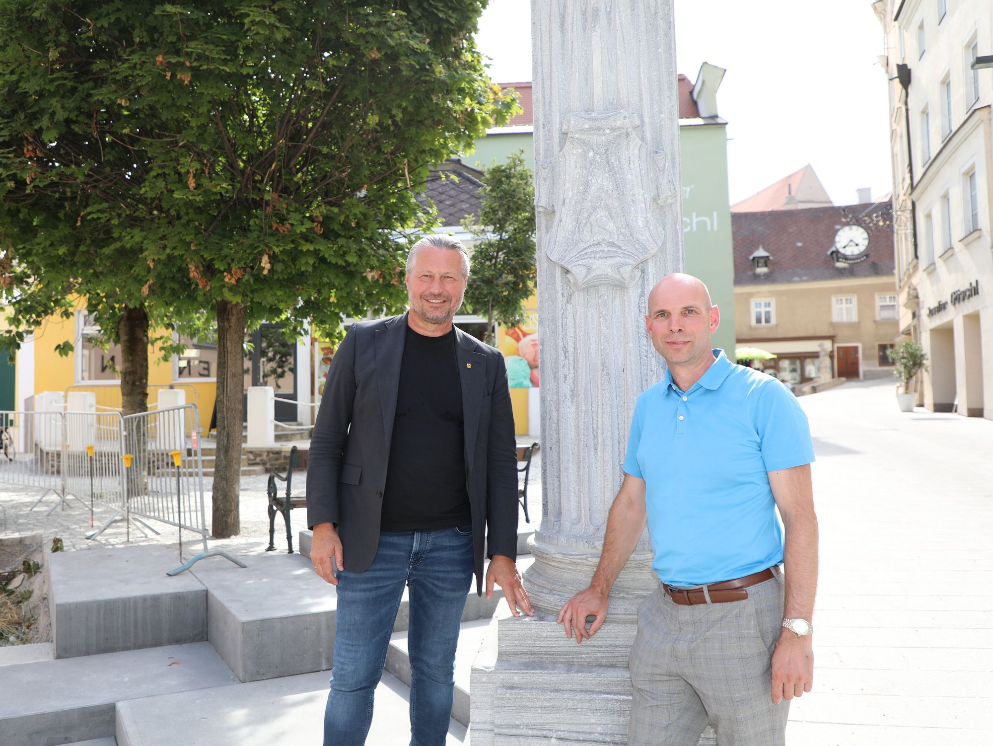 Bürgermeister Peter Molnar und Kulturamtsleiter Gregor Kremser vor der neu platzierten Moser-Säule am Moserplatz