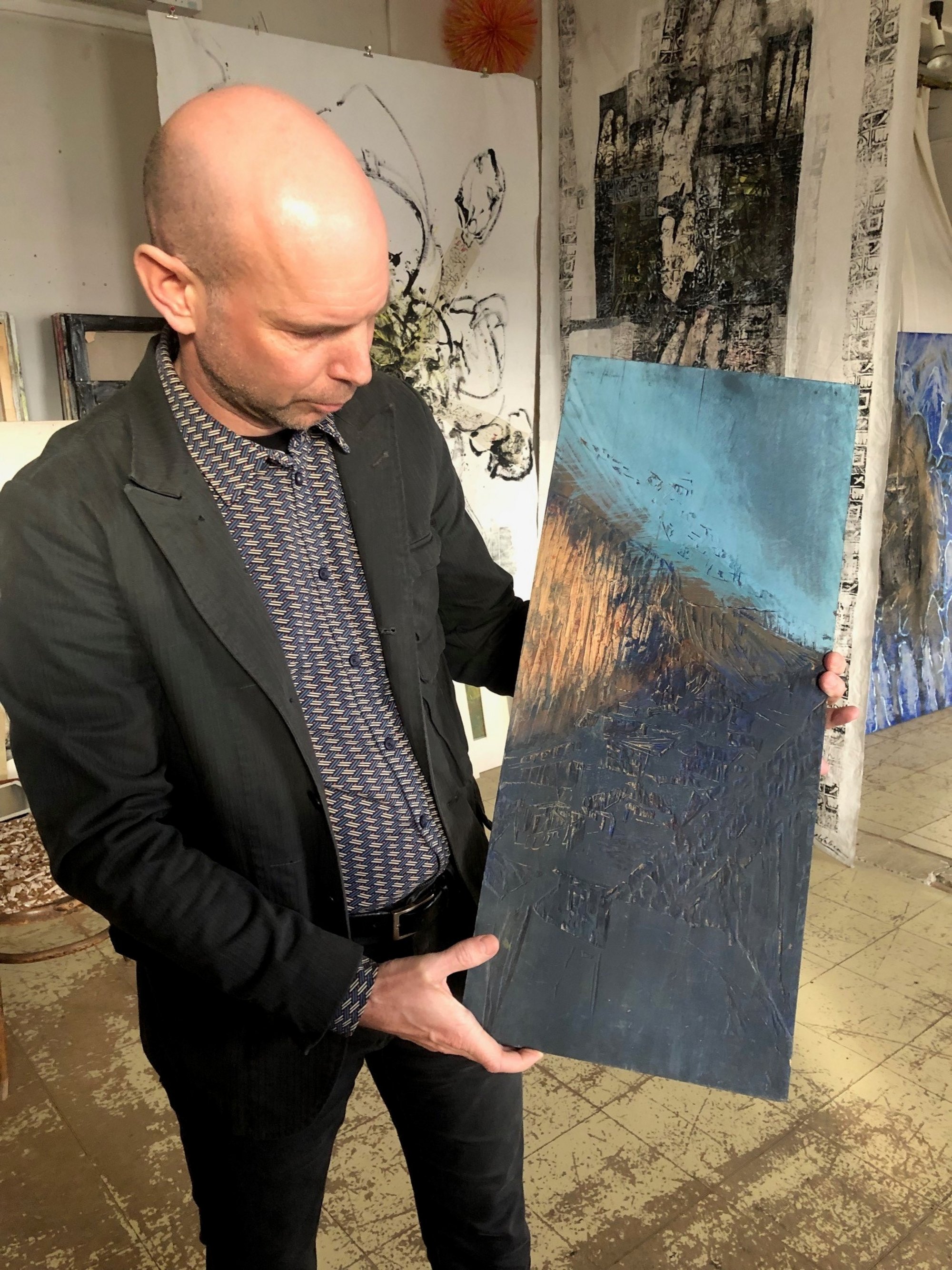 Der Kremser Kulturamtsleiter Gregor Kremser mit einem Werk von Künstlerin Linde Waber.