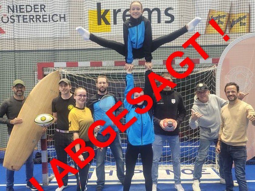 Gruppenbild von Vertretern Kremser Sportvereine, darüber der Schriftzug abgesagt