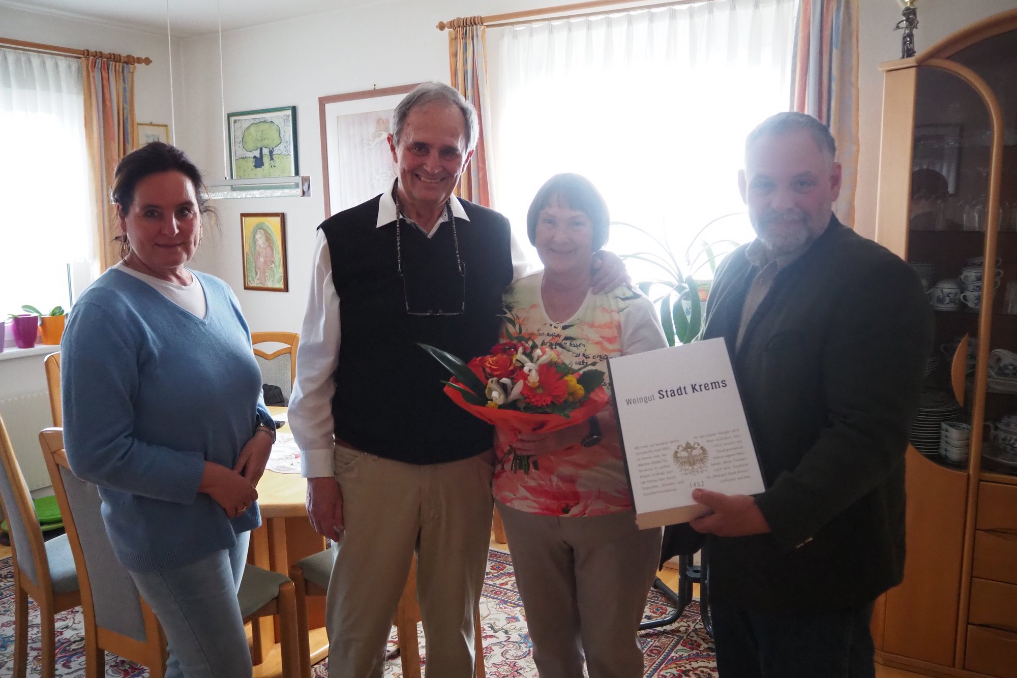 2. Vizebürgermeister Martin Sedelmaier und Stadträtin Hockauf-Bartaschek gratulieren dem Ehepaar Anna und Dipl. Ing. Erich Baumann zur Goldenen Hochzeit.