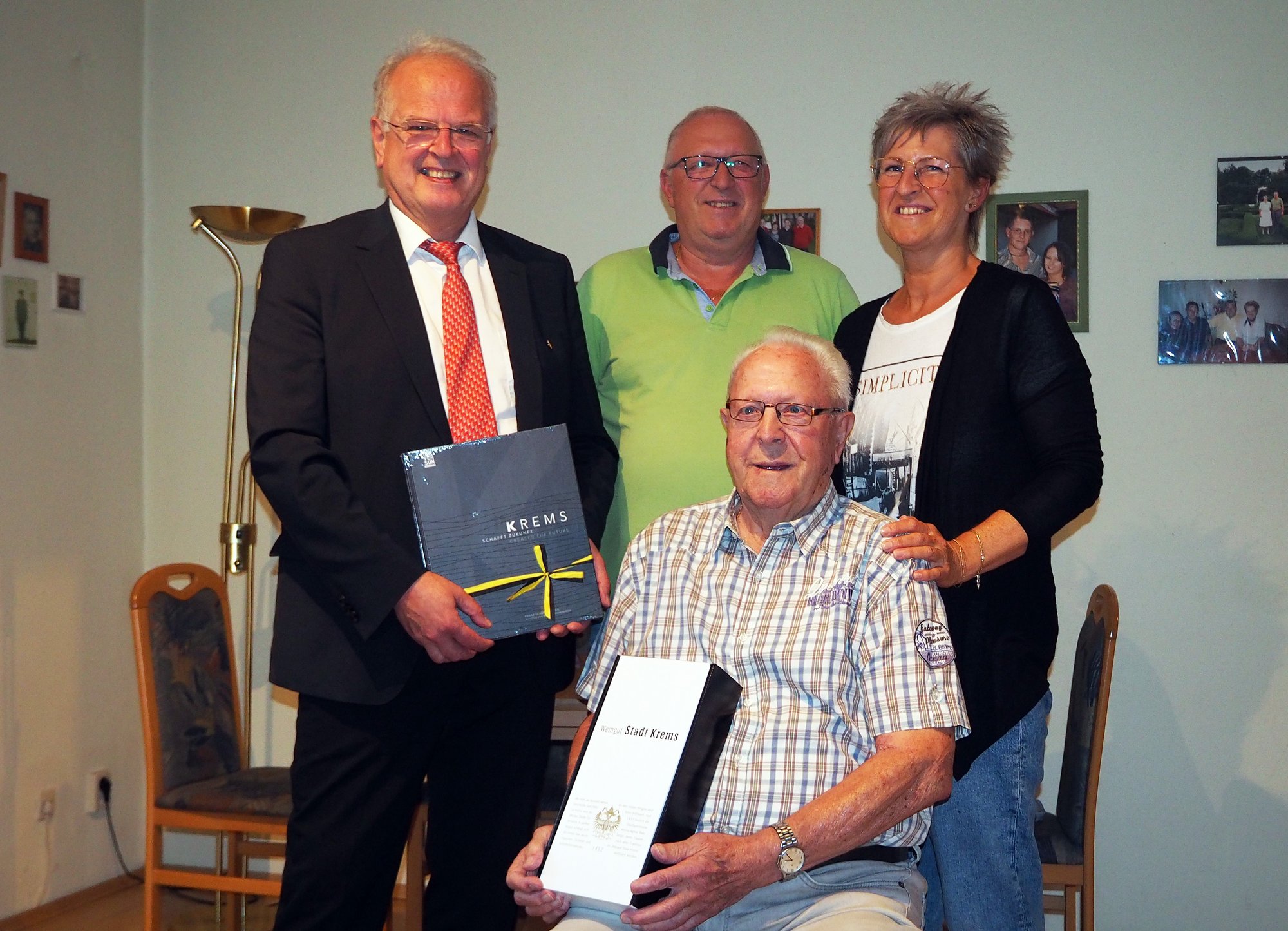 Bürgermeister Dr. Reinhard Resch gratuliert Hubert Stricker zum 90. Geburtstag.