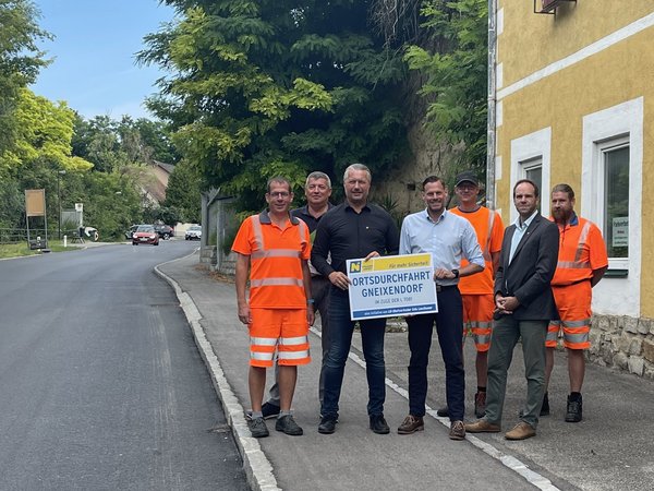 Bei der offiziellen Verkehrsfreigabe: (v. l.)  Gerald Fehr (Straßenmeisterei Krems), Peter Heindl (Leiter der Straßenmeisterei Krems), Bürgermeister Mag Peter Molnar, Stadtrat Christoph Hofbauer (in Vertretung von LH-Stellvertreter Udo Landbauer), Thomas Födinger (Straßenmeisterei Krems), Rainer Hochstöger (Leiter der NÖ Straßenbauabteilung Krems) und Adolf Skopek (Straßenmeisterei Krems).