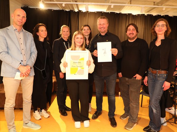 Gruppenbild der Jury mit Preisträgerin Alena Tomaschek