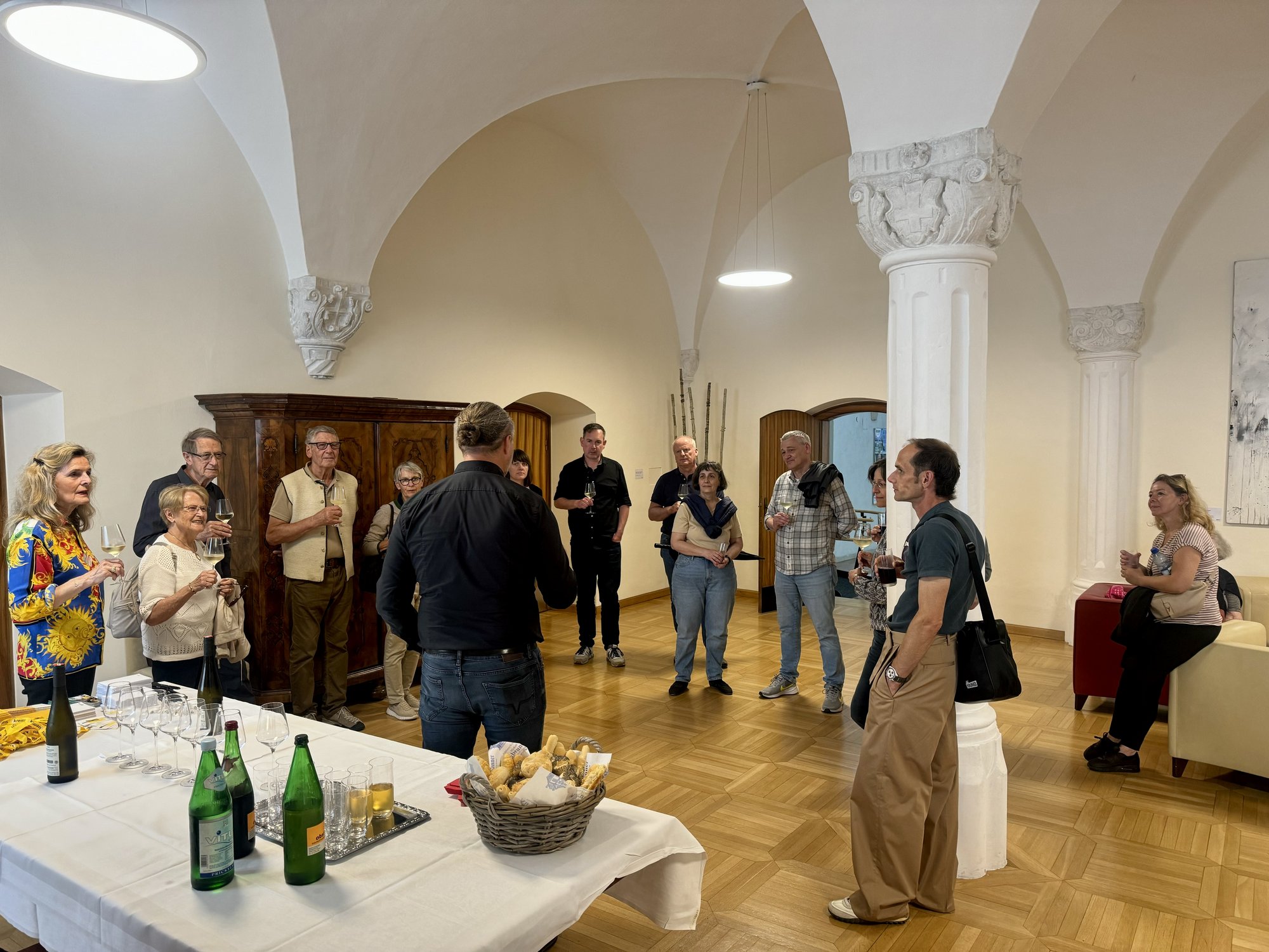 Die Gruppe mit einem Glas Wein beim Empfang im Bürgermeisterzimmer