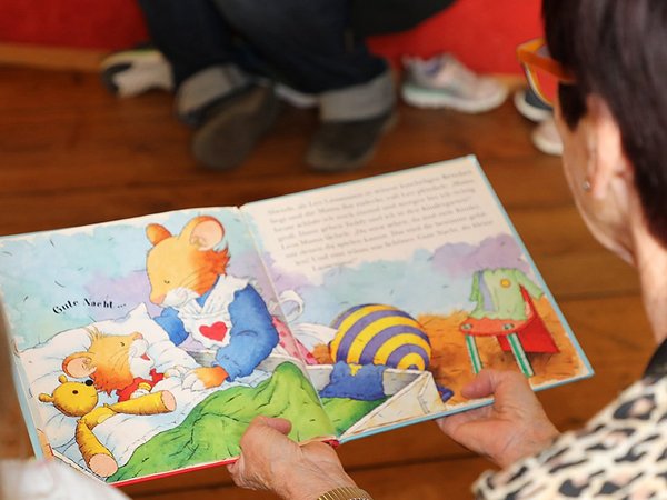 Dame liest aus Kinderbuch vor