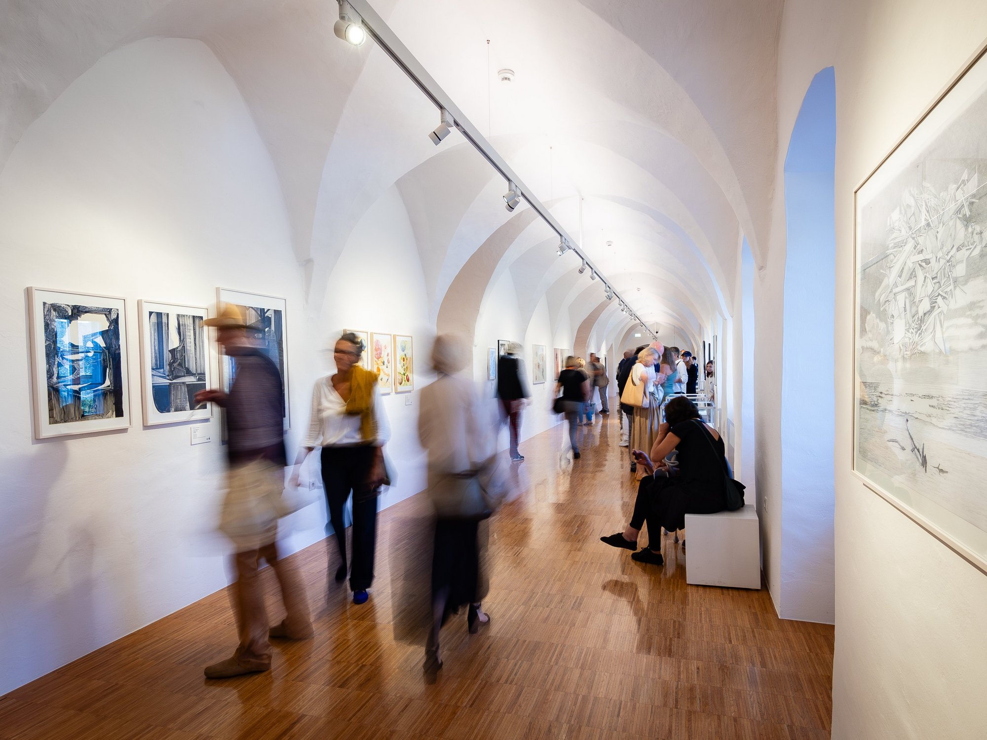Besucher in der Ausstellung paper unlimited
