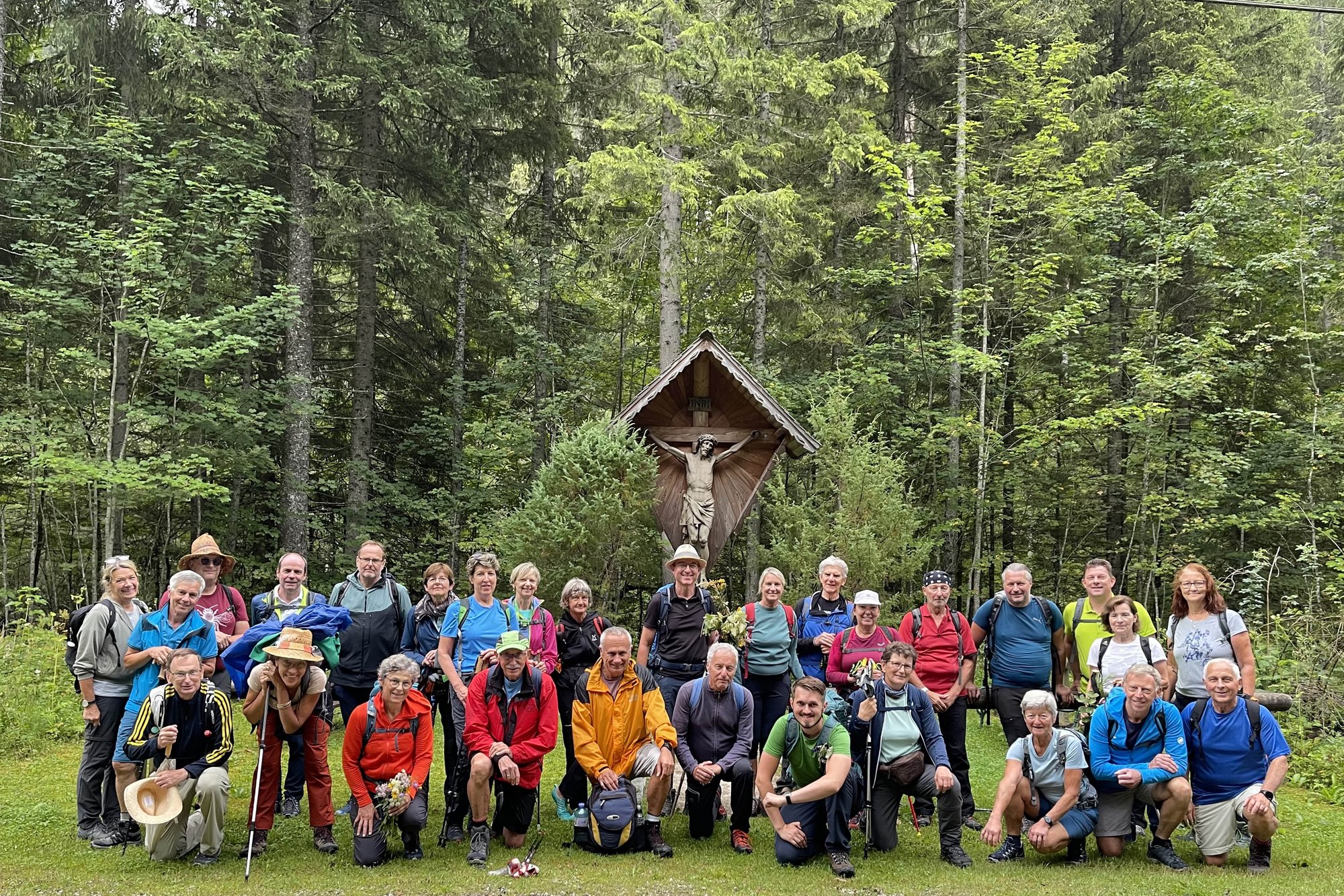 Feier zum 400. Jubiläum der Kremser Gelöbniswallfahrt: Führende Vertreter:innen von Kirche und Stadt Krems gemeinsam mit zahlreichen Pilger:innen vor der Basilika in Mariazell.