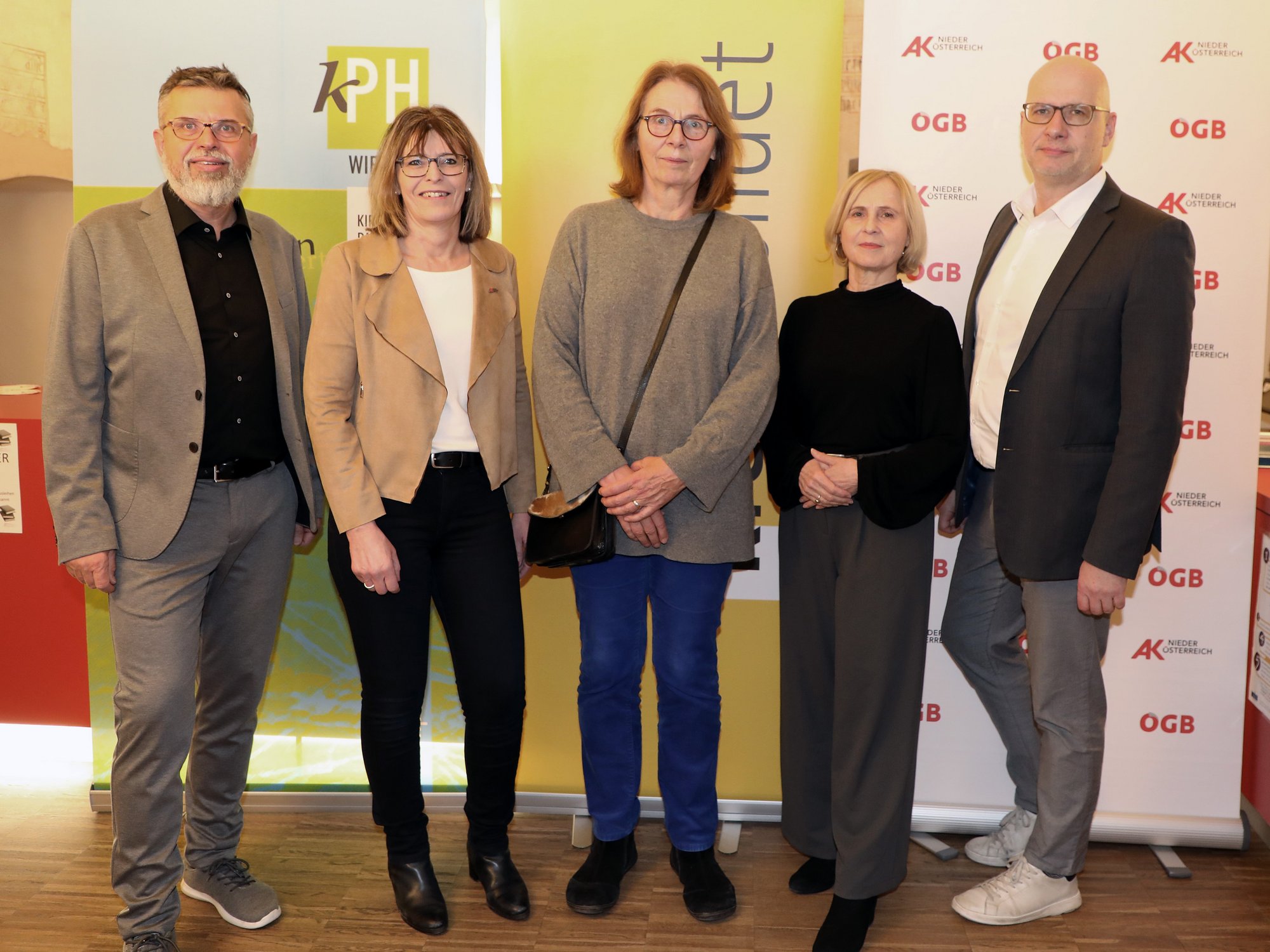Beim Vortrag in der Stadtbücherei Krems: KPH-Mitarbeiter Johannes Petschenig, AKNÖ-Vizepräsidentin Angela Fischer, Referentin Cornelia Rosebrock, Magistrat-Bereichsleiterin Doris Denk und KPH-Vizerektor Alexander Weissenbäck – von links.