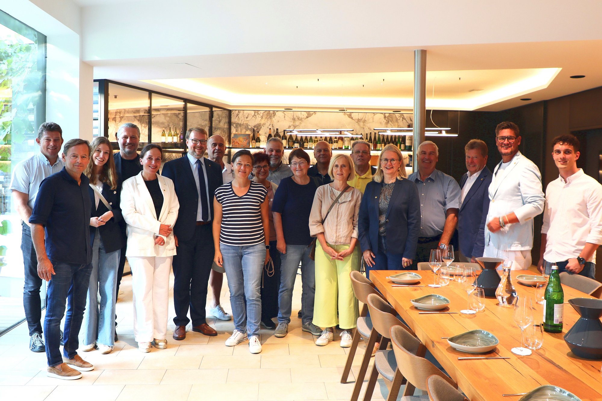 Gemeinderatsmitglieder im Weingut Stadt Krems im Schauraum 