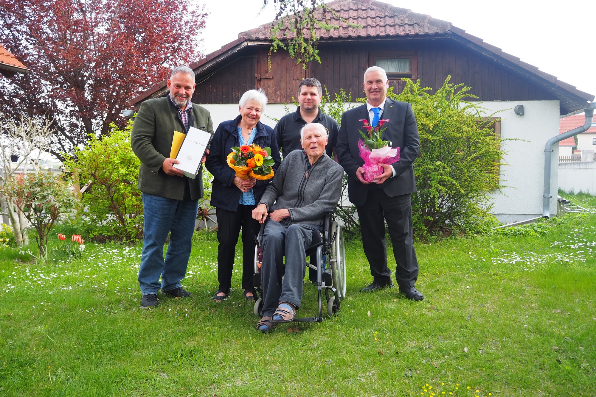2. Vizebürgermeister Martin Sedelmaier und Gemeinderat Andreas Ettenauer gratulieren Frau Ursula Krizaj zum 80. Geburtstag.