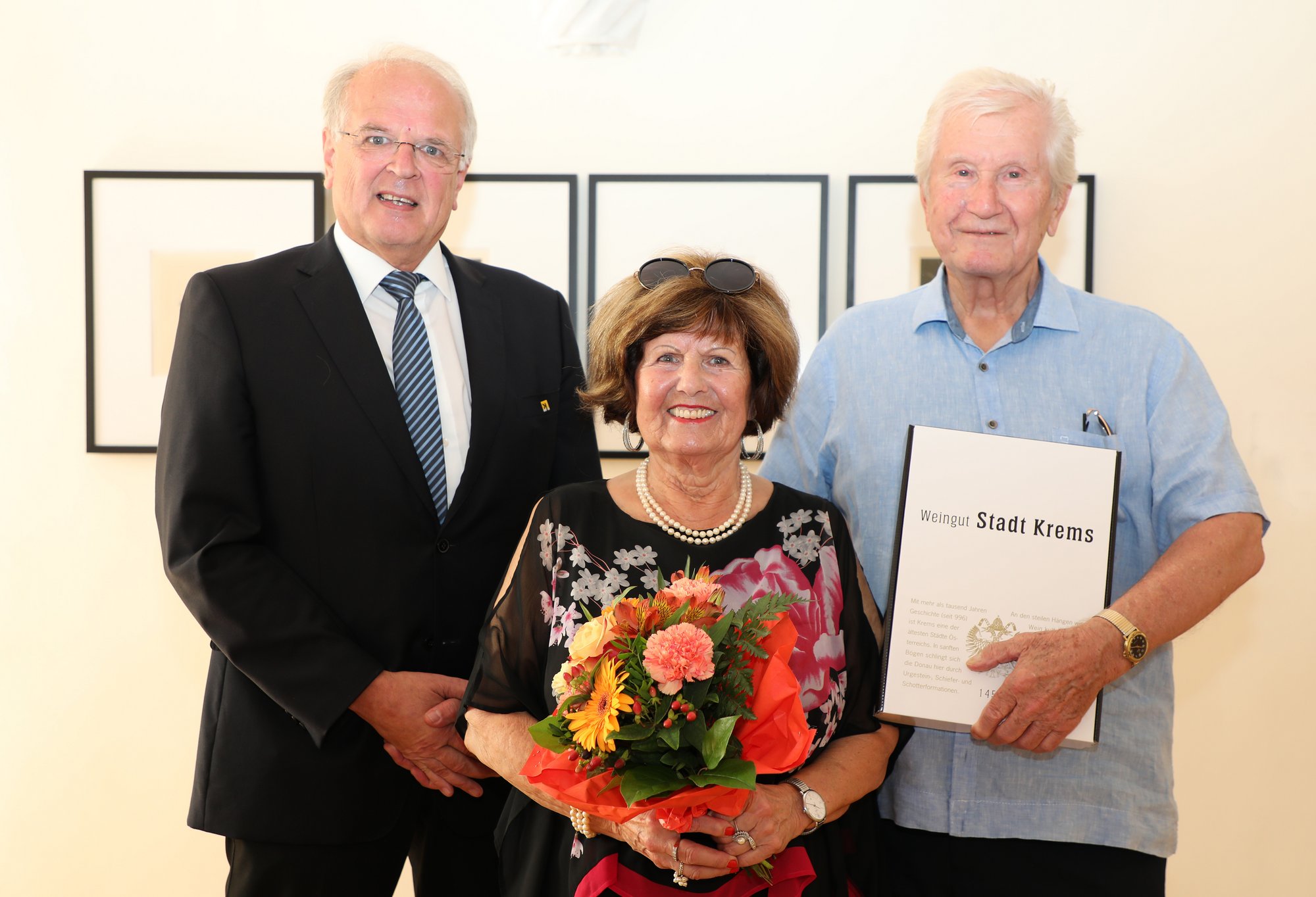 Bürgermeister Dr. Reinhard Resch gratuliert dem Ehepaar Leopoldine und Josef Maier zur Diamantenen Hochzeit.