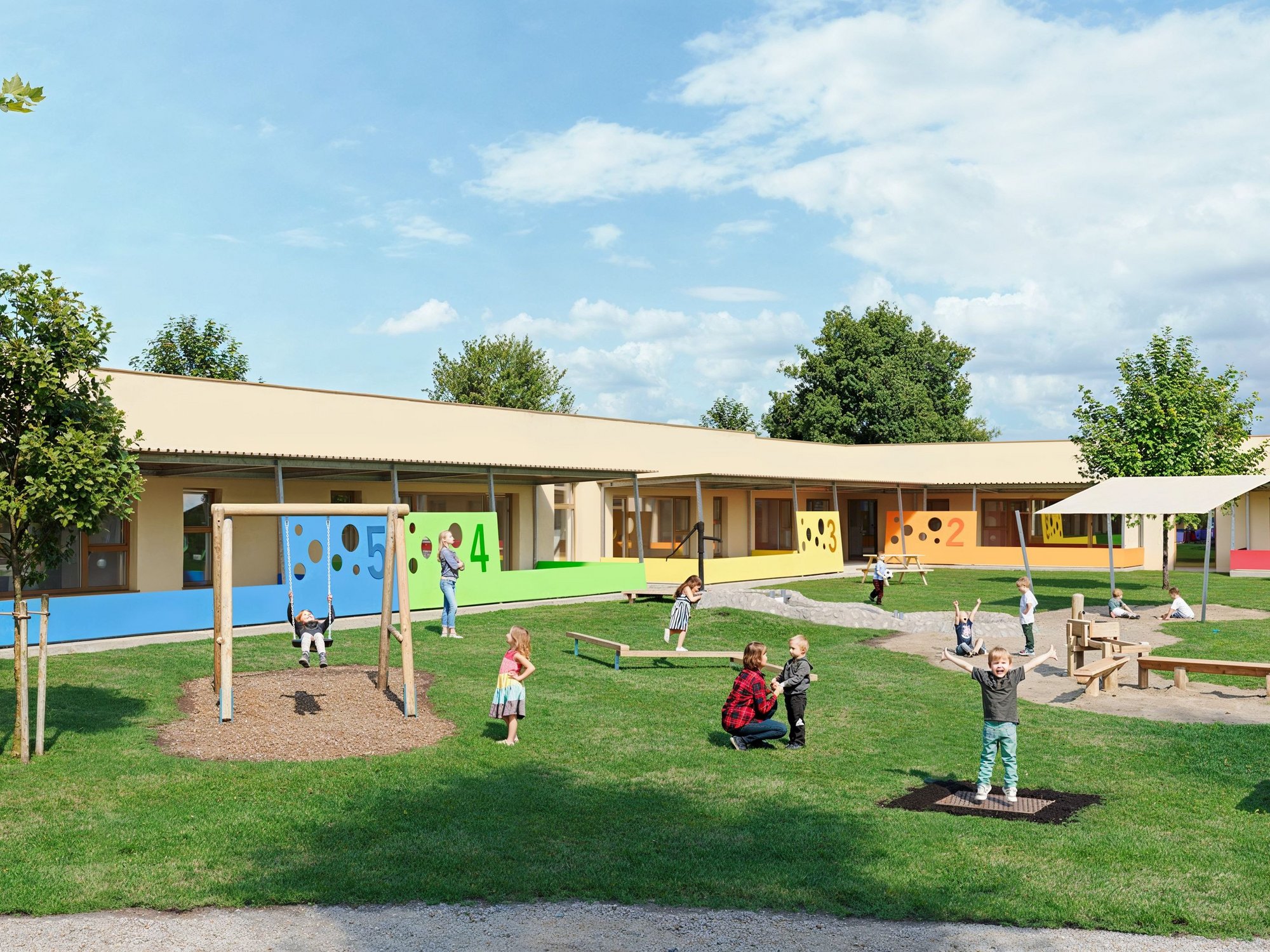 Grafik des neuen Kindergartengebäudes mit Grünfläche im Vordergrund